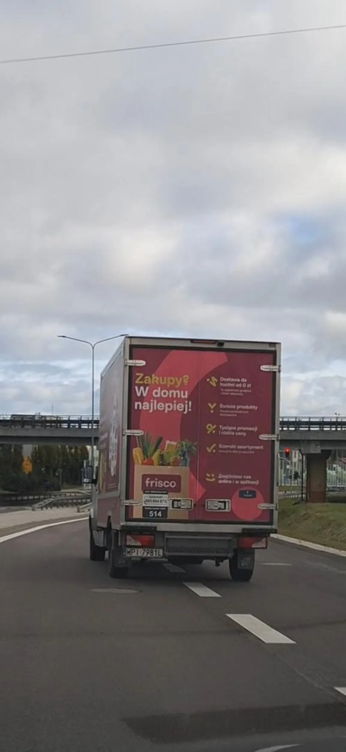 Nie uzywa kierunków nie patrzy w lusterka jedzie jak chce nie uważając na drodze  bo zajęty rozmowa przez telefon chwarznienska Gdynia