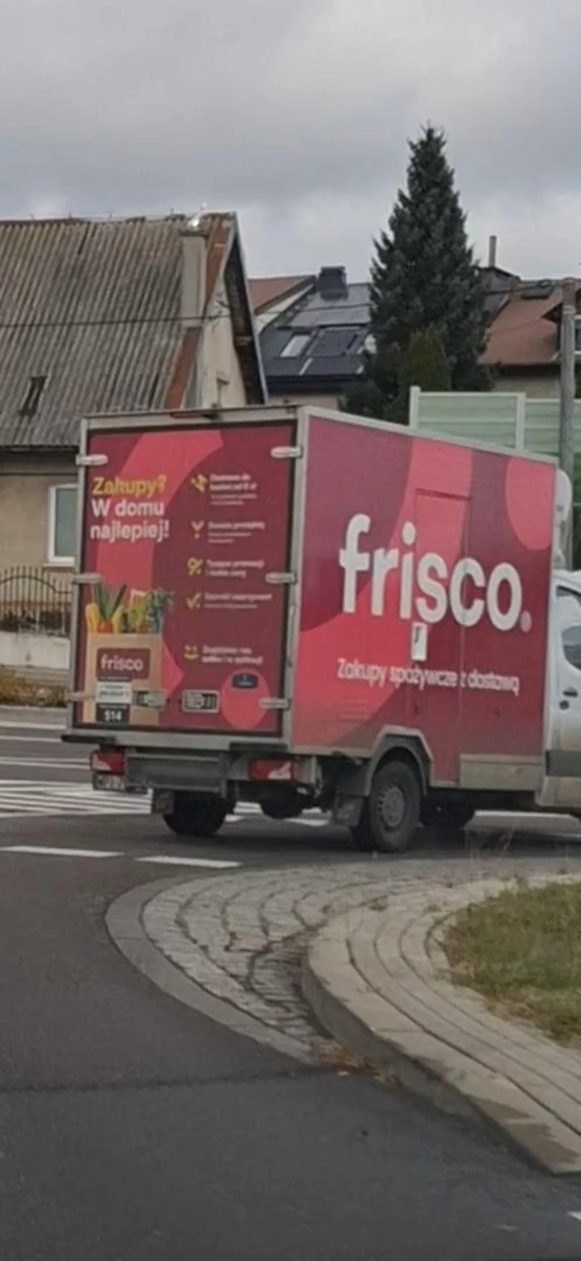 Nie uzywa kierunków nie patrzy w lusterka jedzie jak chce nie uważając na drodze  bo zajęty rozmowa przez telefon chwarznienska Gdynia