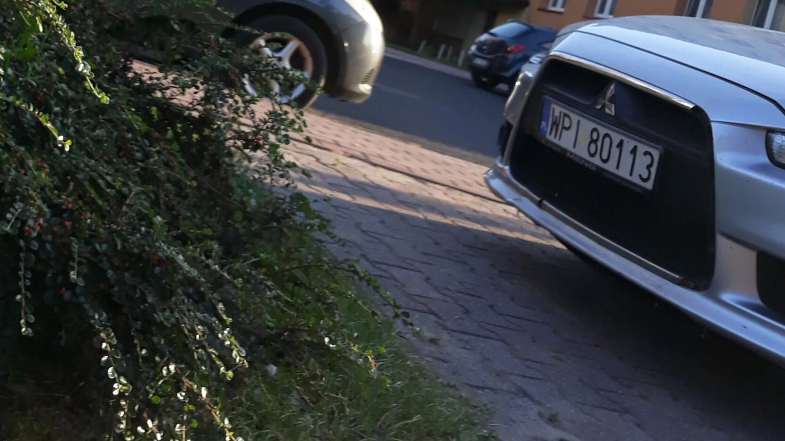 Parkowanie na chodniku, na kopercie, na zakazie zatrzymywania się, z dala od krawędzi jezdni.