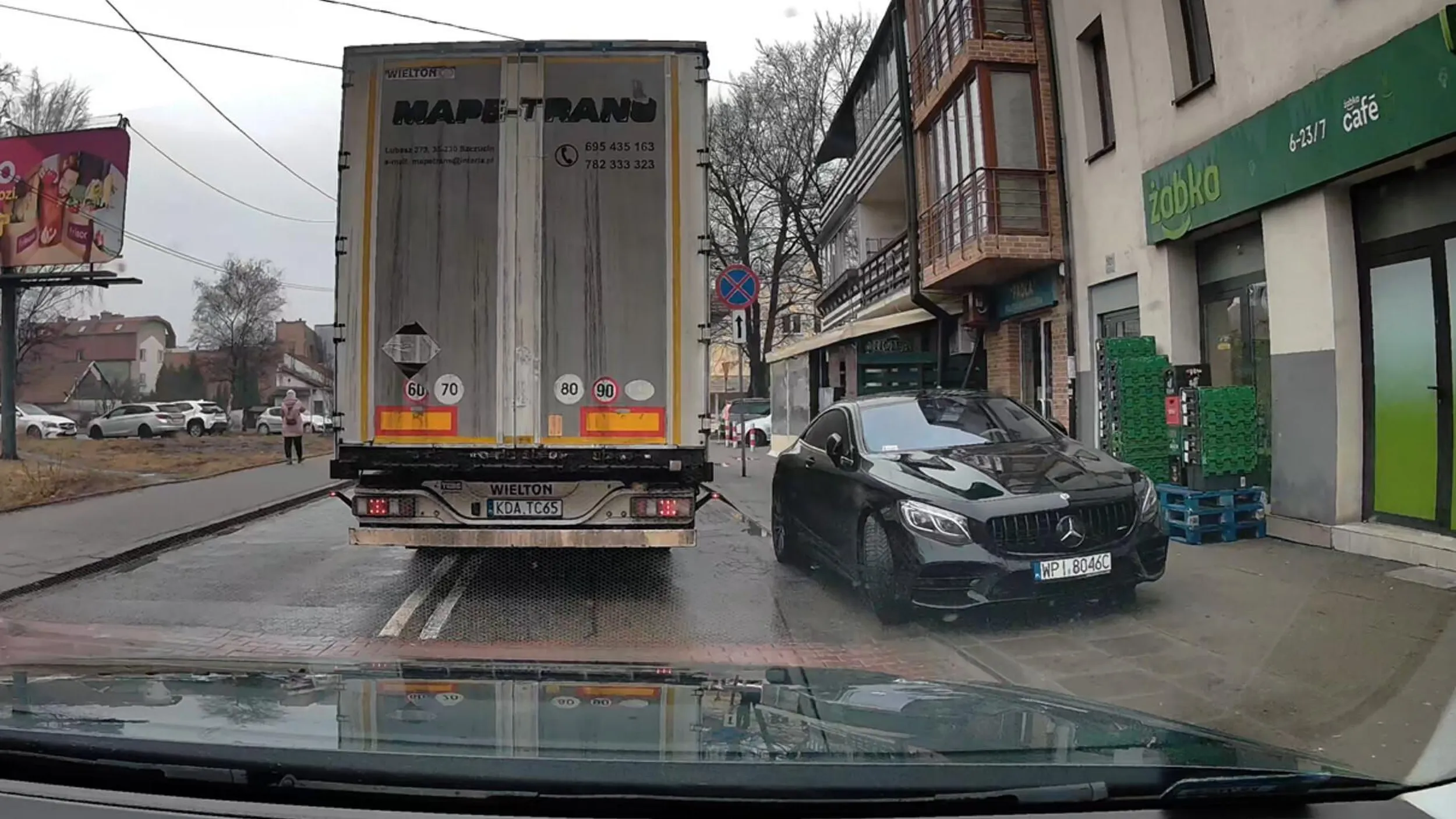 pacan parkujący na chodniku, jednocześnie zwężając ulicę (przez co tworzy wahadło na drodze, na przykładzie TIRa przede mną), a do tego tuż przed przejściem dla pieszych