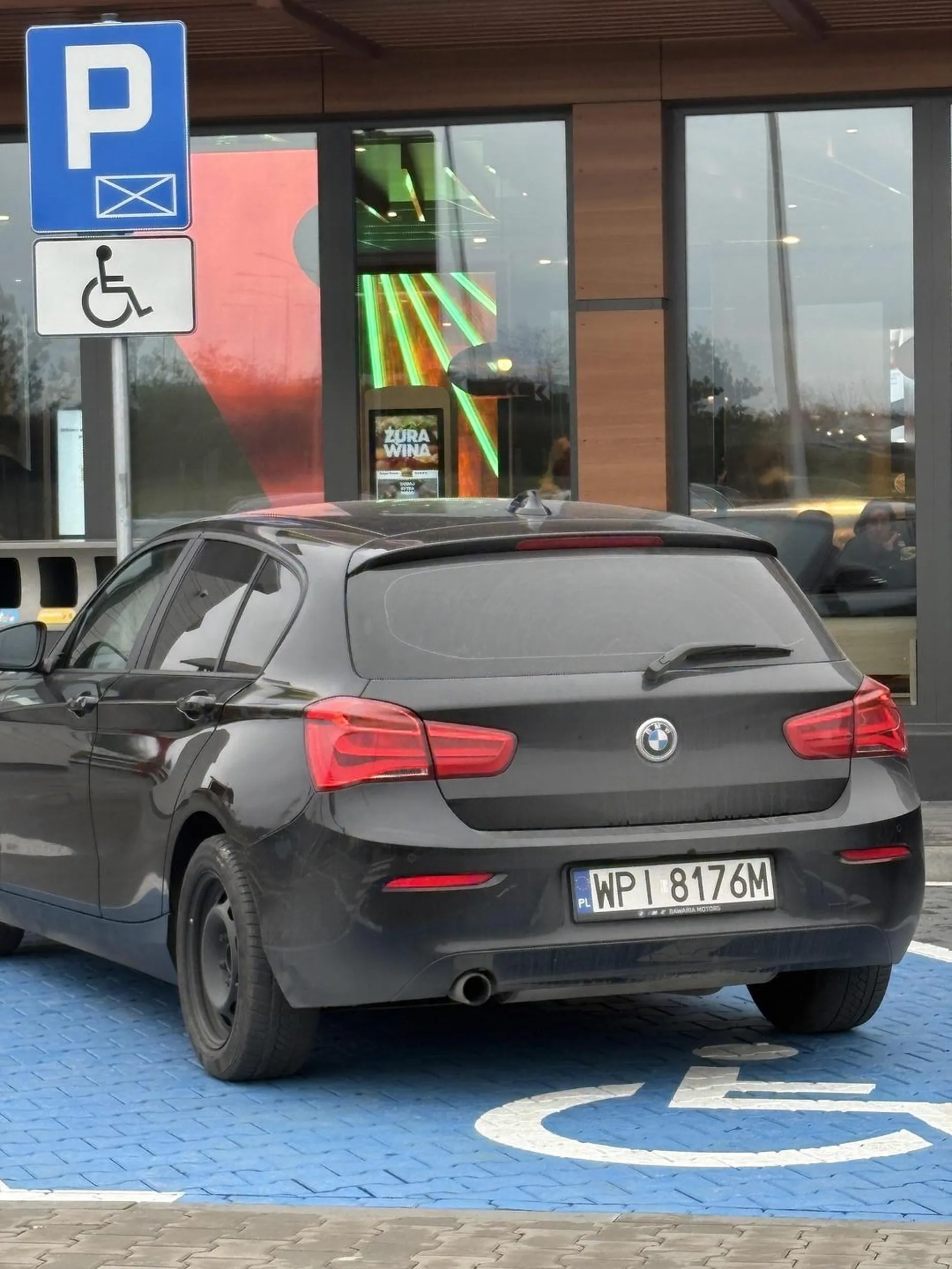 Parkuje na miejscu dla niepełnosprawnych a karty brak