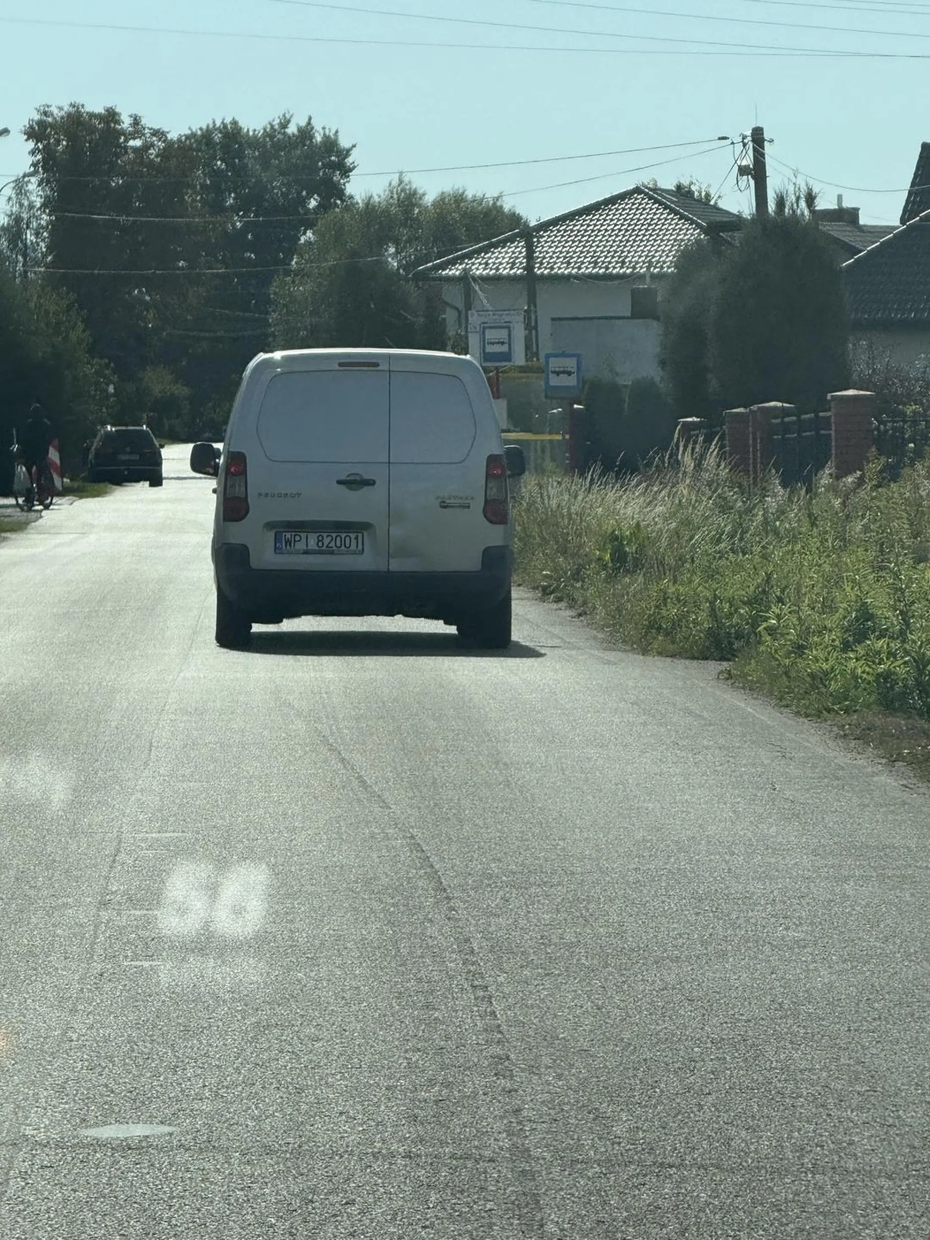 Wymusza pierwszeństwo, zapina pasy na drodze, zajeżdża drogę i jeszcze telefonem nagrywa . Polecam nauczyć się jeździć na nowo.