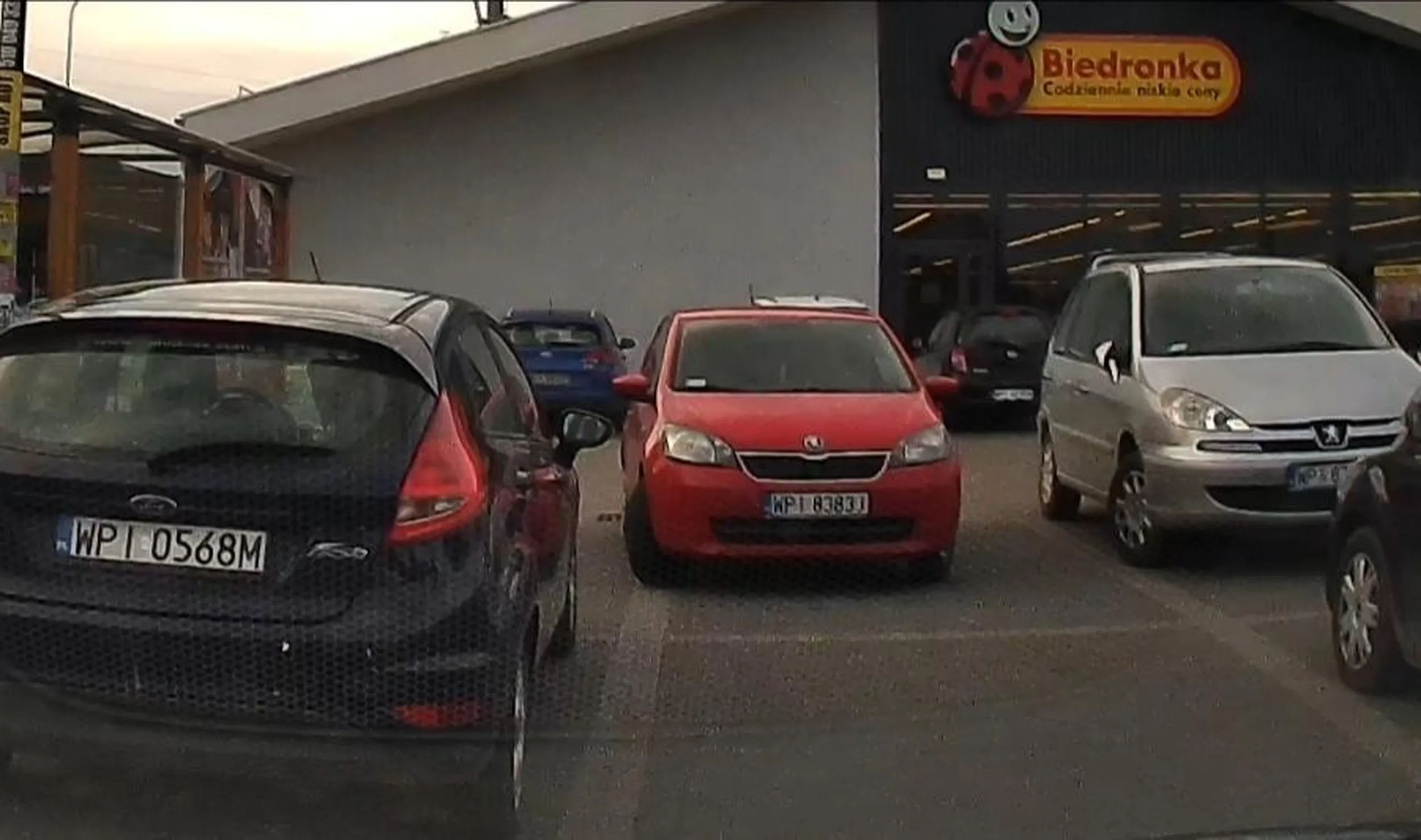 Brawo za zaparkowanie. Na miejsce skrajnej przy koszykach można jedynie motocyklem wjechać