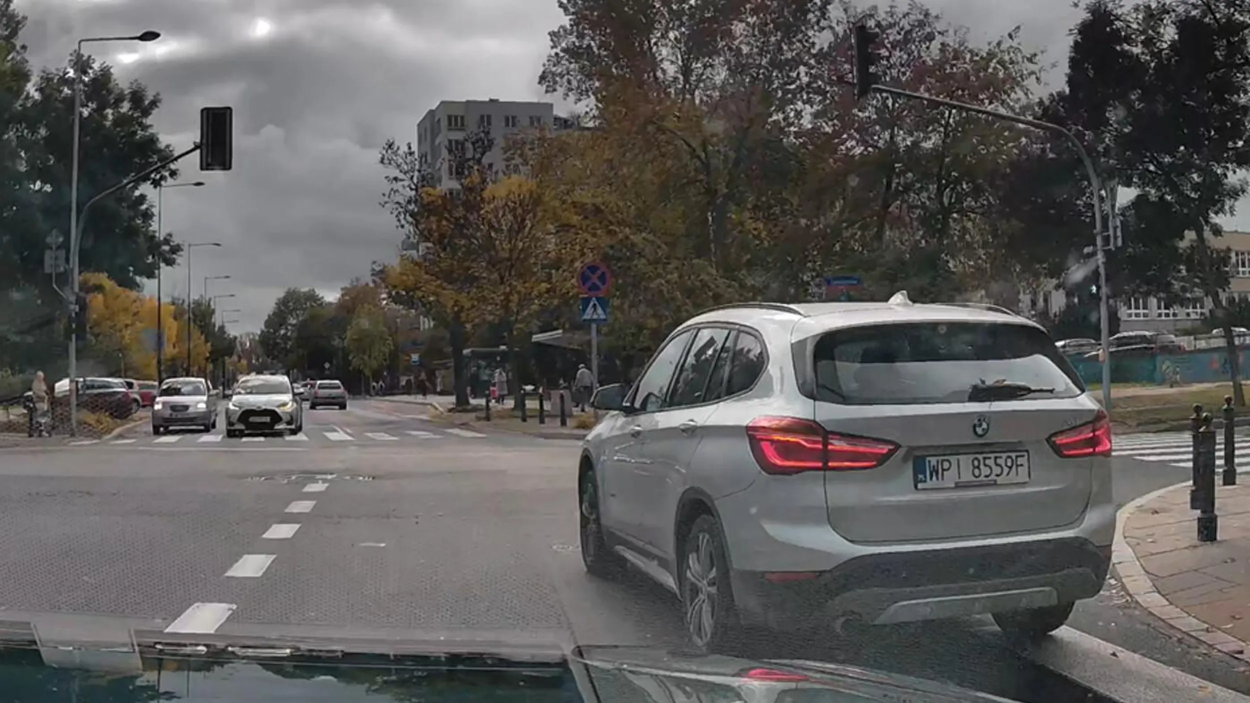 bezczelny gnojek wymusza pierwszeństwo