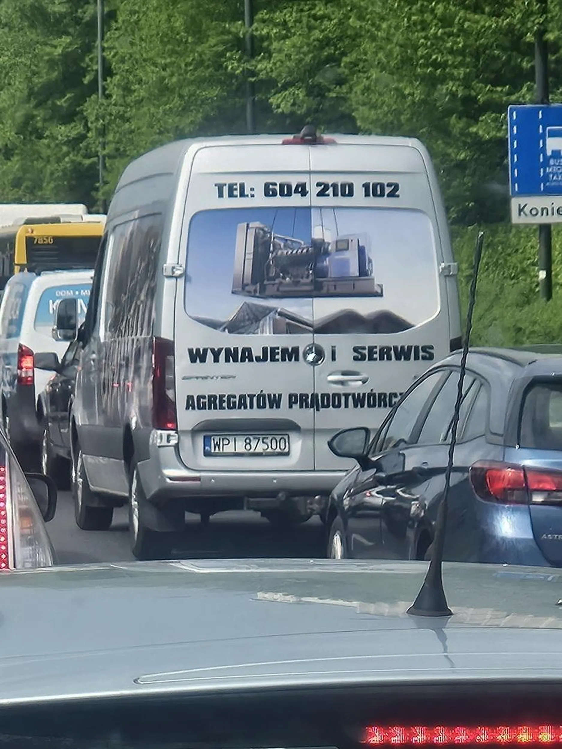 Kierowca  patrząc  w tel. Prawie mnie uderzył.  Po zwrócenie uwagi zaczął  mnie wyzywać  i obrażać. Uważajcie  na wariata