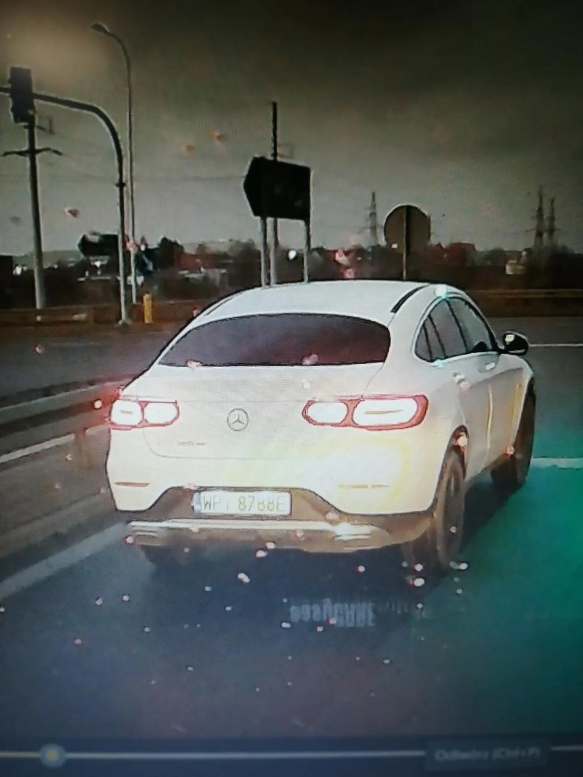 Nie tylko pięknie parkuję ale i na obwodnicy pięknie wyprzedza i hamuje gwaltownie