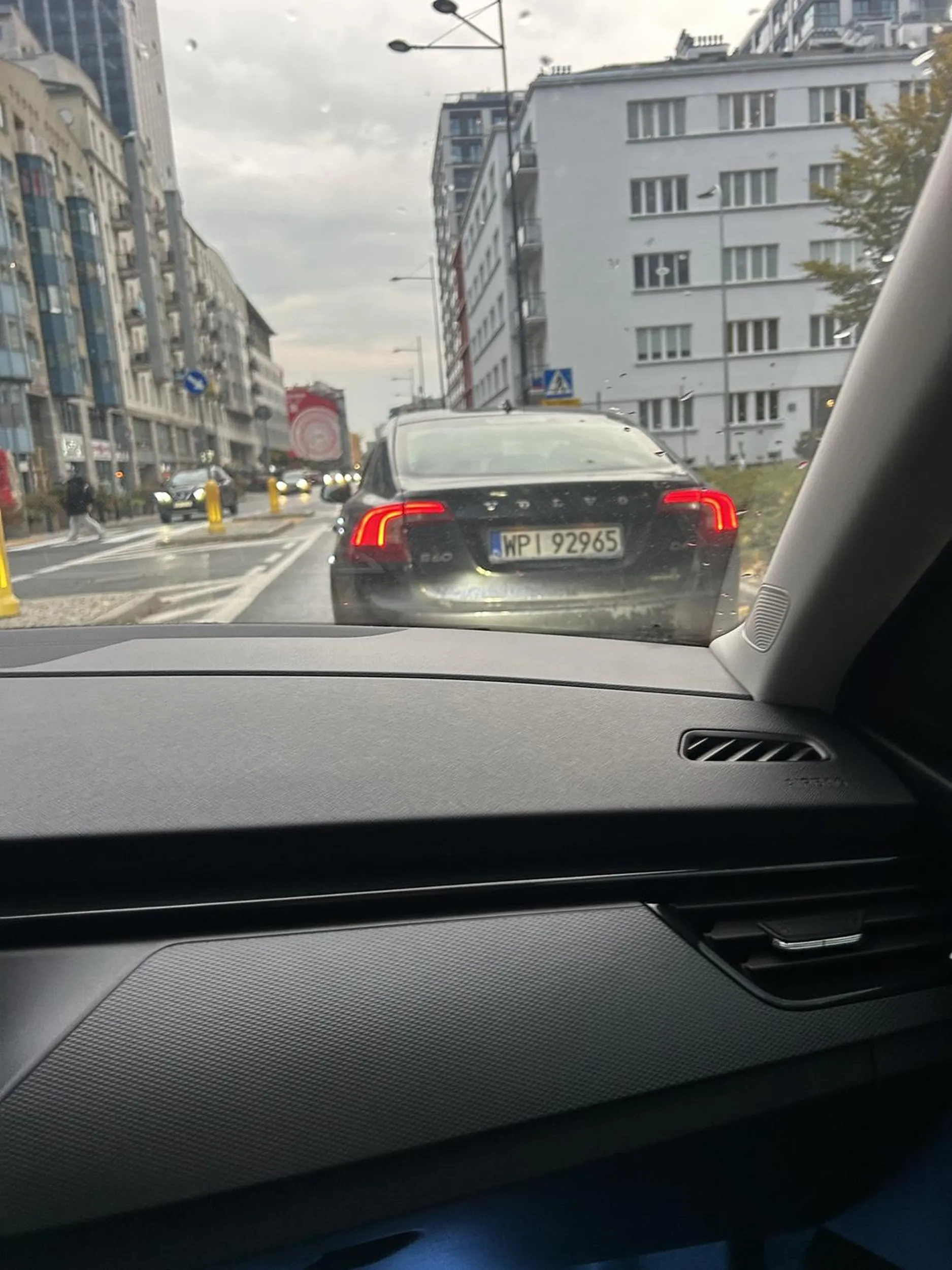 Potwierdzam wcześniejszy wpis jeździł teraz po centrum Warszawy tamując ruch i wiecznie w telefonie szukając czegoś . Totalny GAMOŃ