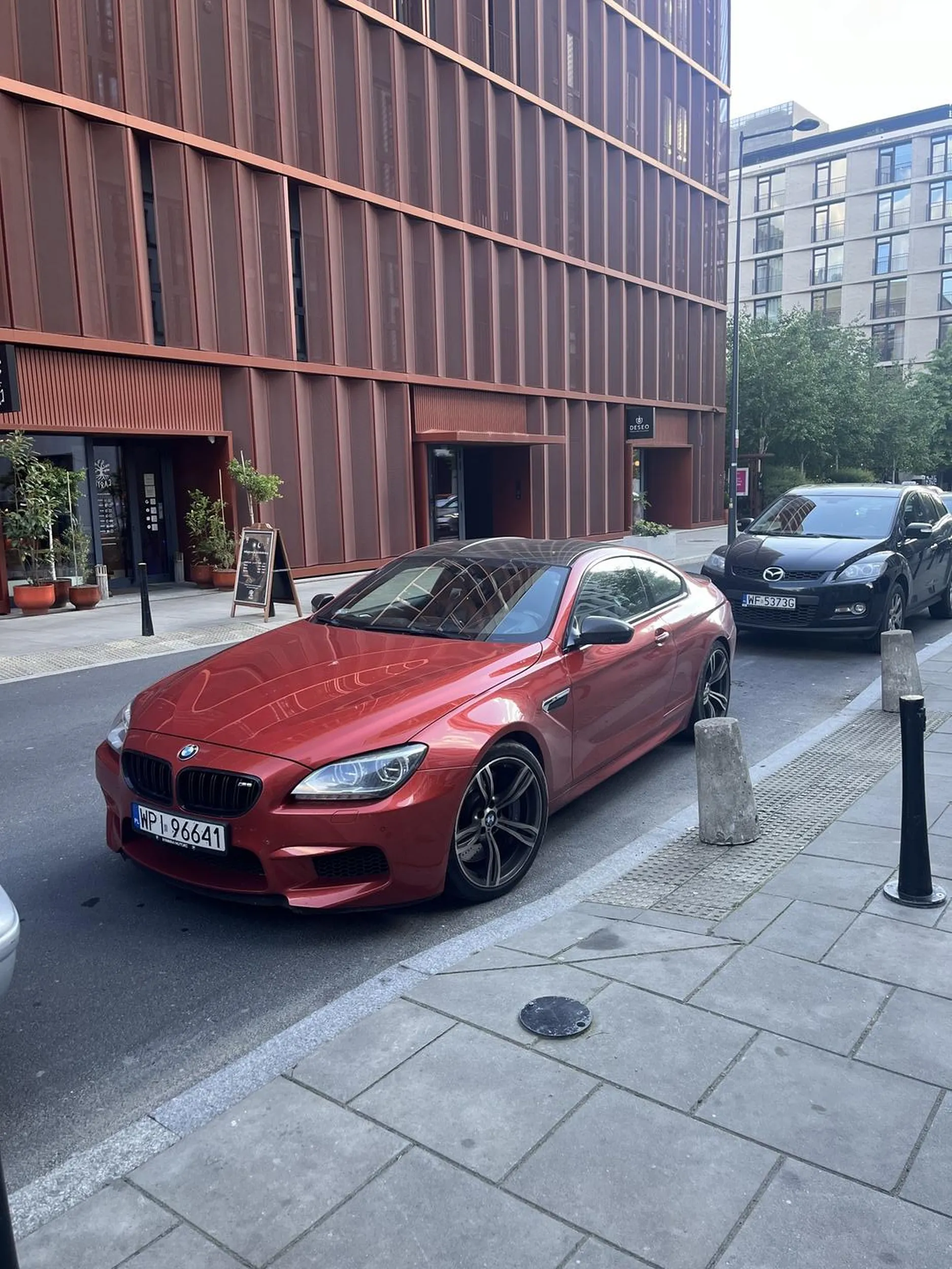 Nie ma to jak stawiać samochód blokując przejście sugerowane oraz  pas ruchu. Chłopie albo babo, pomysl też o innych, o osobach niepełnosprawnych czy matkach z dziećmi w wózkach, które maja przez ciebie utrudnione życie i muszą lawirować między samochodami i krawężnikami. Więcej myślenia. Obok jest mnóstwo miejsc parkingowych, ale płatnych. Rozumiem że brakuje tych kilku złotych …