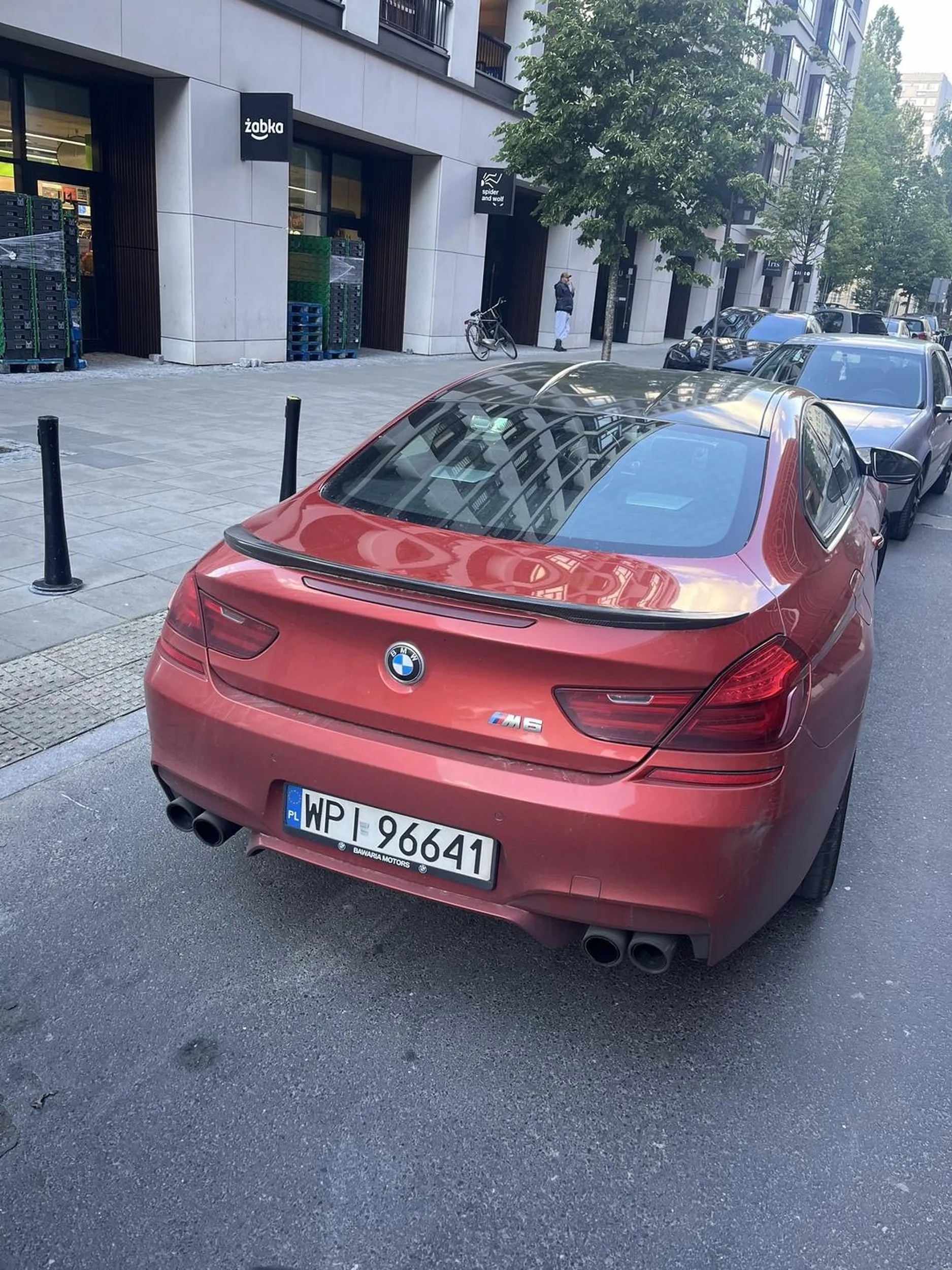 Nie ma to jak stawiać samochód blokując przejście sugerowane oraz  pas ruchu. Chłopie albo babo, pomysl też o innych, o osobach niepełnosprawnych czy matkach z dziećmi w wózkach, które maja przez ciebie utrudnione życie i muszą lawirować między samochodami i krawężnikami. Więcej myślenia. Obok jest mnóstwo miejsc parkingowych, ale płatnych. Rozumiem że brakuje tych kilku złotych …