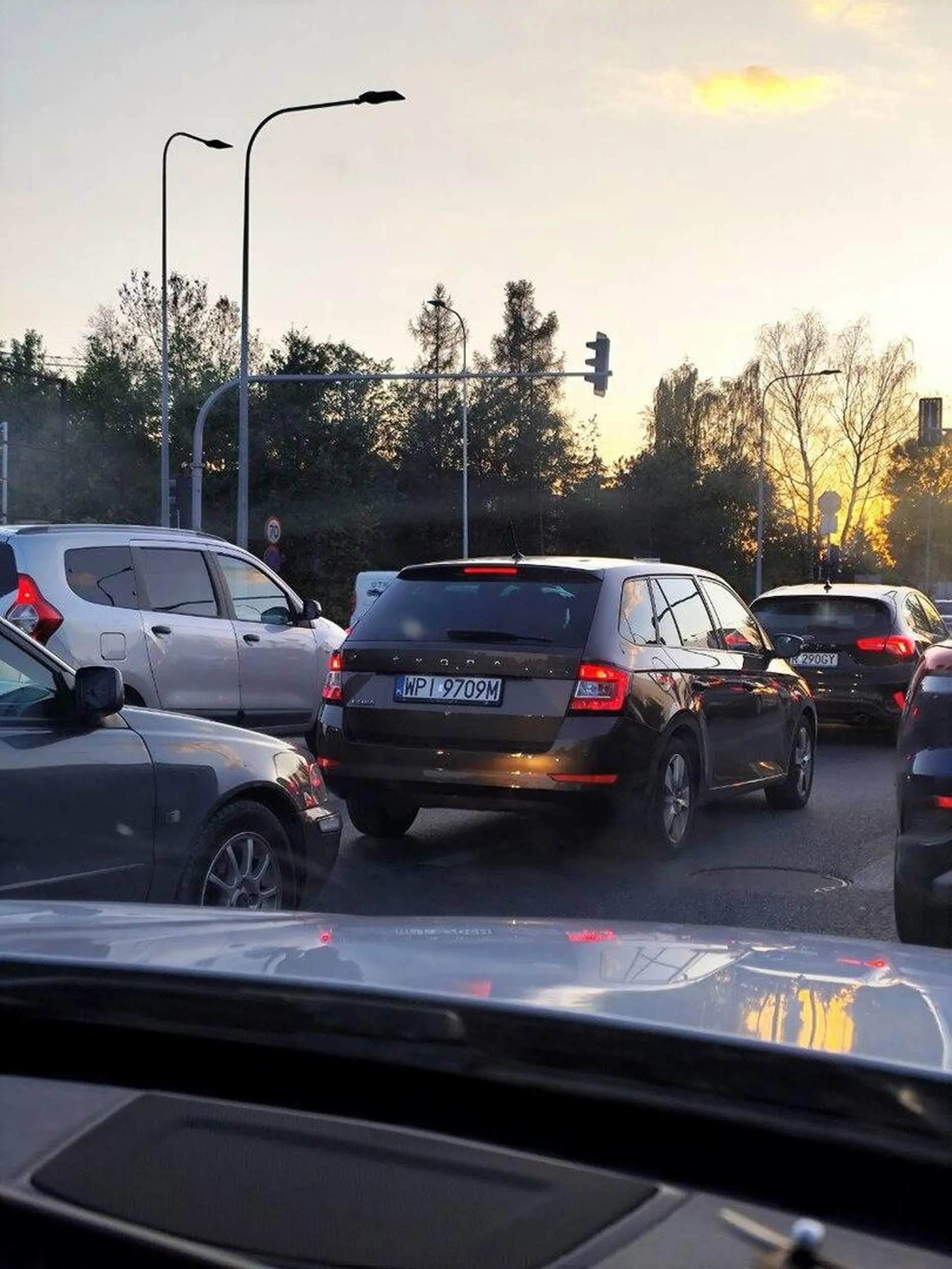Dziadek z biegunką, stanęliśmy w korku i on stał za nami, cały czas na wszystkich trąbił, nie mam pojęcia dla czego,niby jego klakson pomoże usunąć korek na światłach
