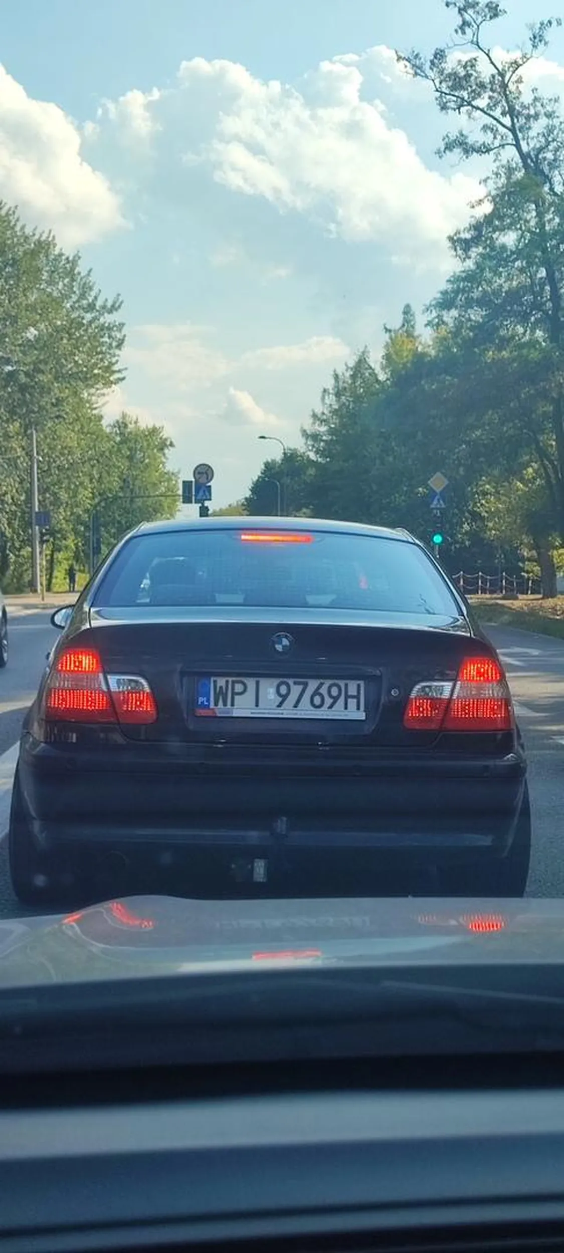 Skrzyżowanie ulicy kaliskiego z wyjazdem pracowników WAT ze światłami to też skrzyżowanie i nie staje się na jego środku by nikt z wat-u nie mógł wyjechać w dodatku wjeżdżając na czerwonym świetle...