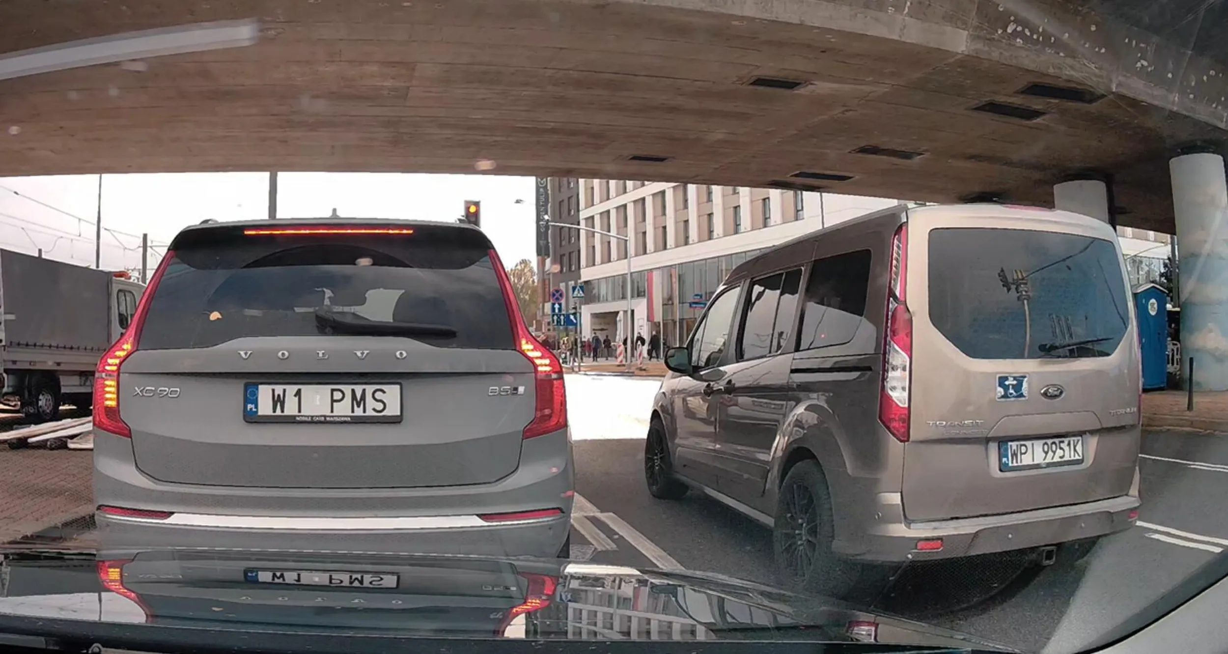 gnojek omija cały korek i wpycha się na końcu na lewosrkęt