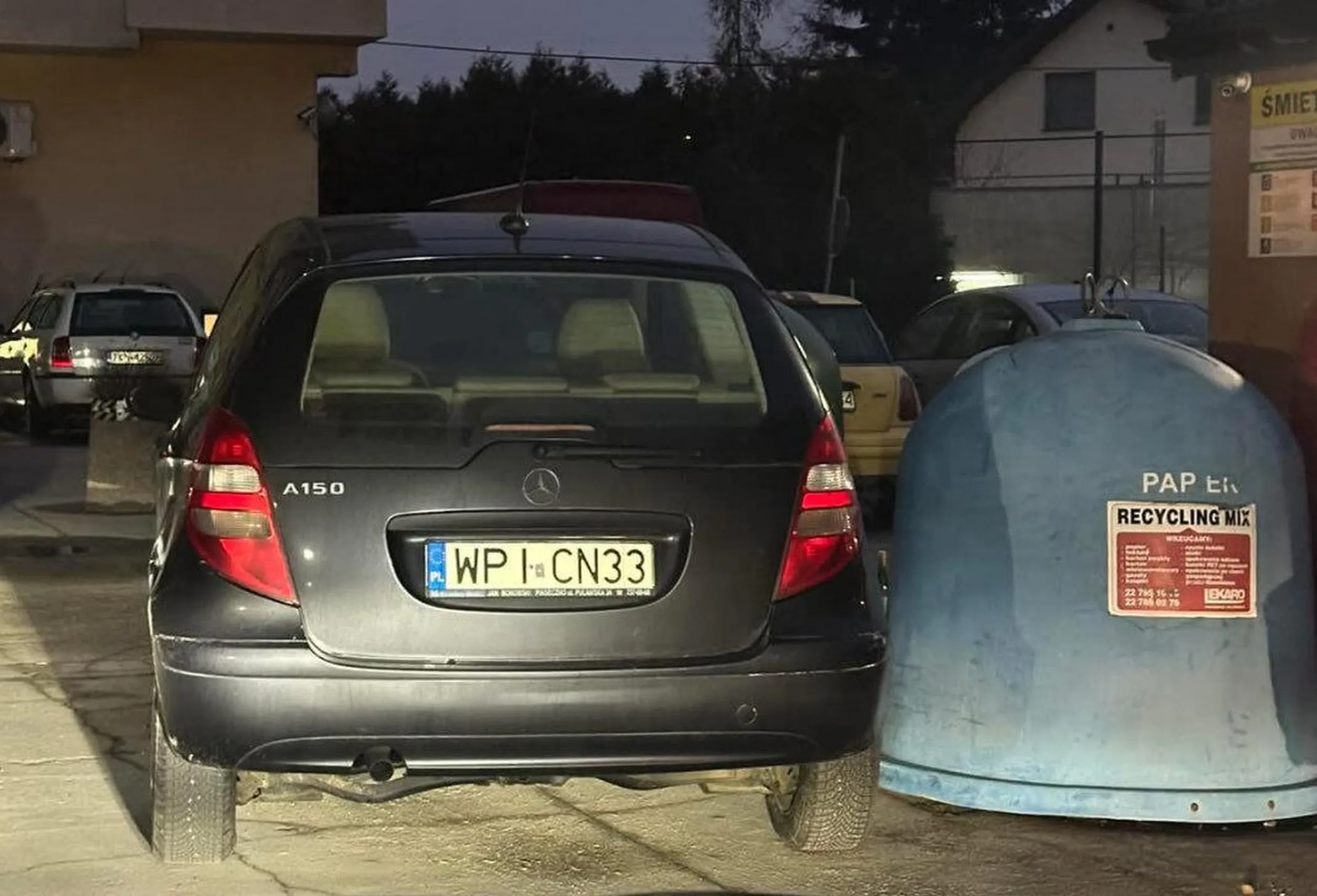 Parkuje przy śmietniku i śmieciarka ma problemy z przejechaniem.