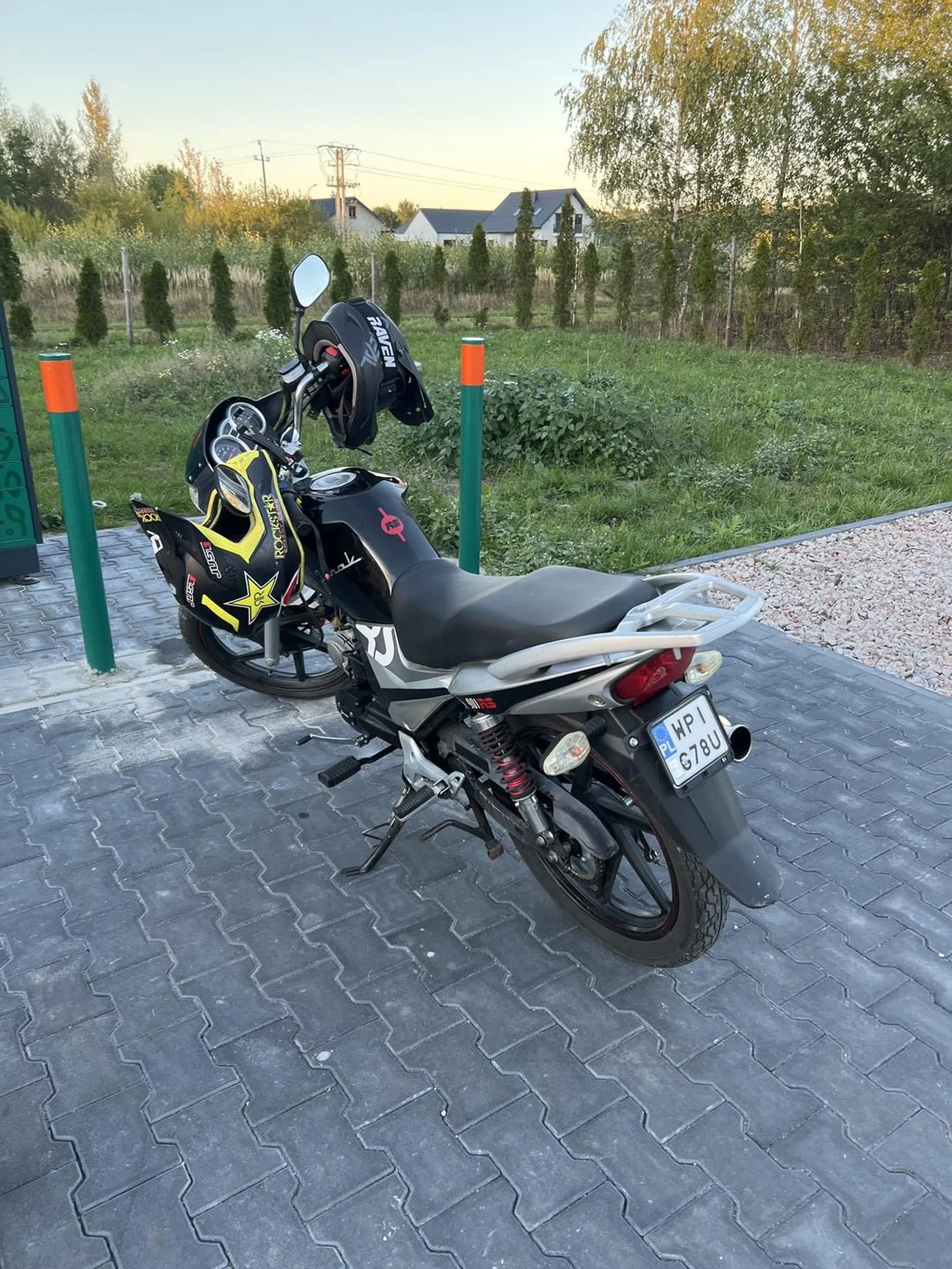 Kierowca jest bardzo nie bezpieczny na drodze lubi się popisywać przed kolegami organizuje jakeś złoty pod żabką