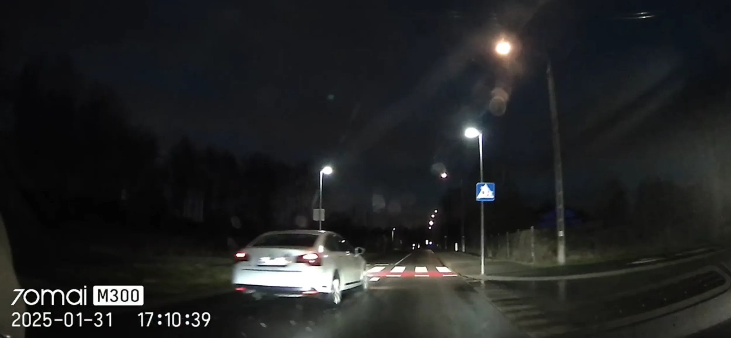 Kamikadze, który wyprzedza na skrzyżowaniach i przejściach dla pieszych. Ledwo nie rozjechał pieszego. Zgłoszony na policję.