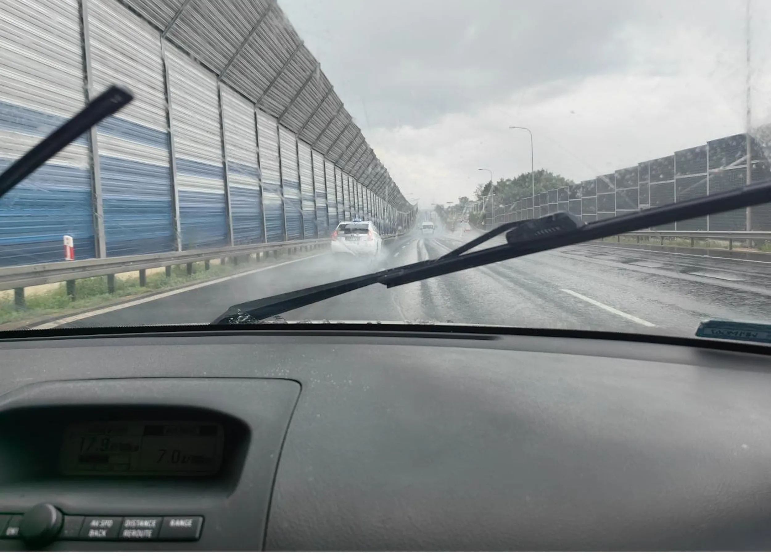 Imbecyl ze starego avensisa o numerach WPI MG67 bawi sie telefonem podczas jazdy stwarzając zagrożenie w trudnych warunkach.