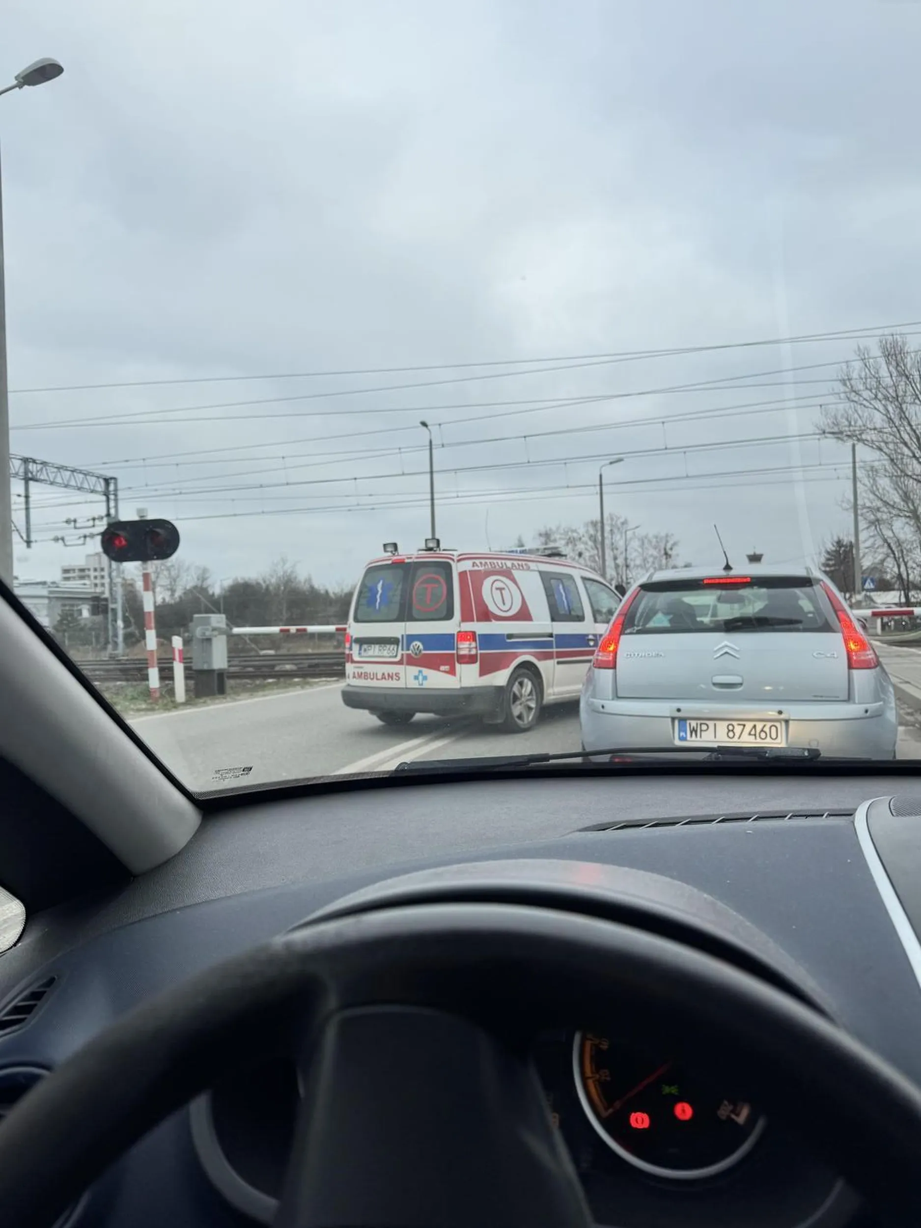 Bez sygnału też można ominąć korek do przejazdu