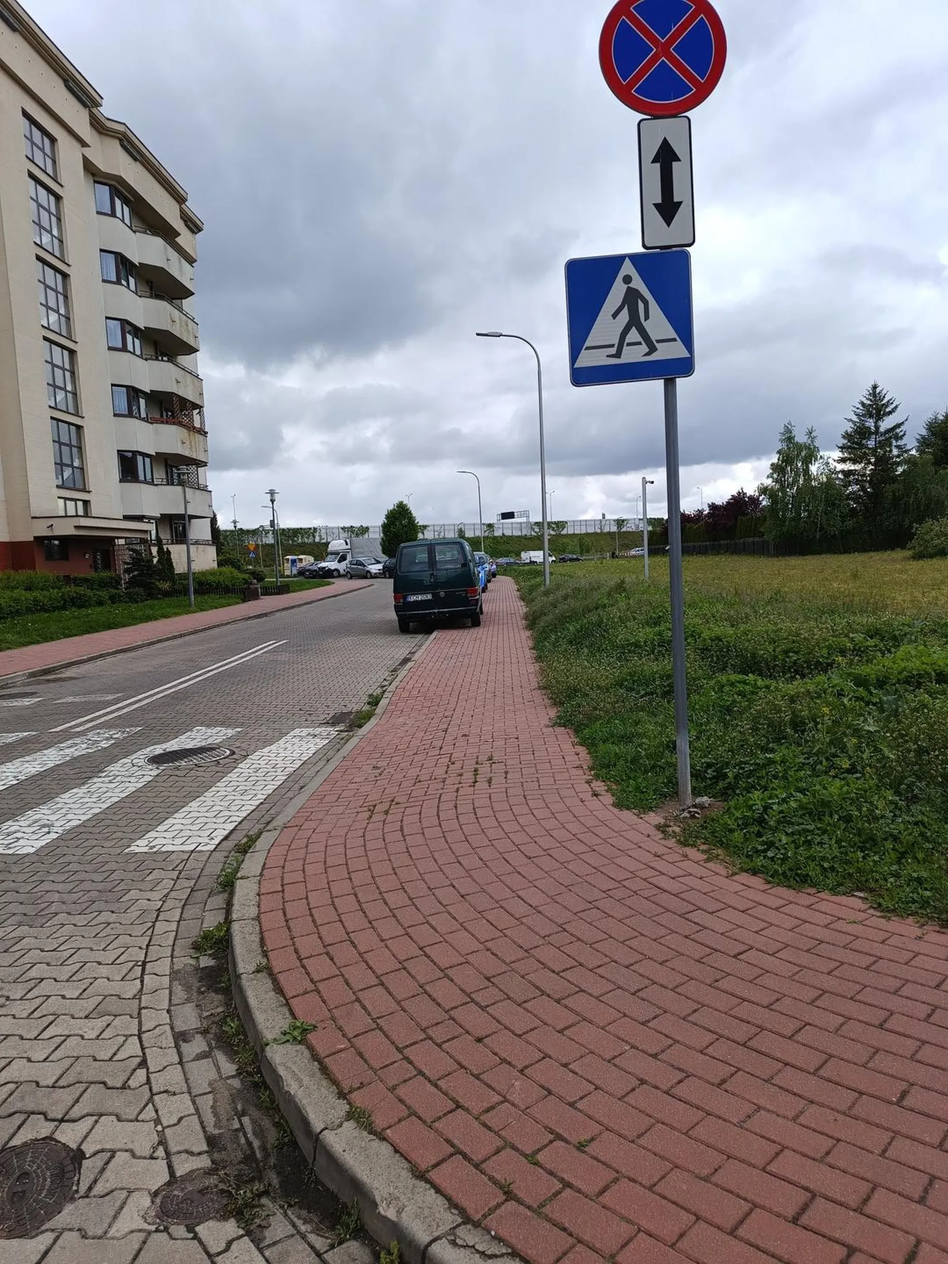 Chamskie parkowanie na chodniku na ulicy z zakazem zatrzymywania się i postoju