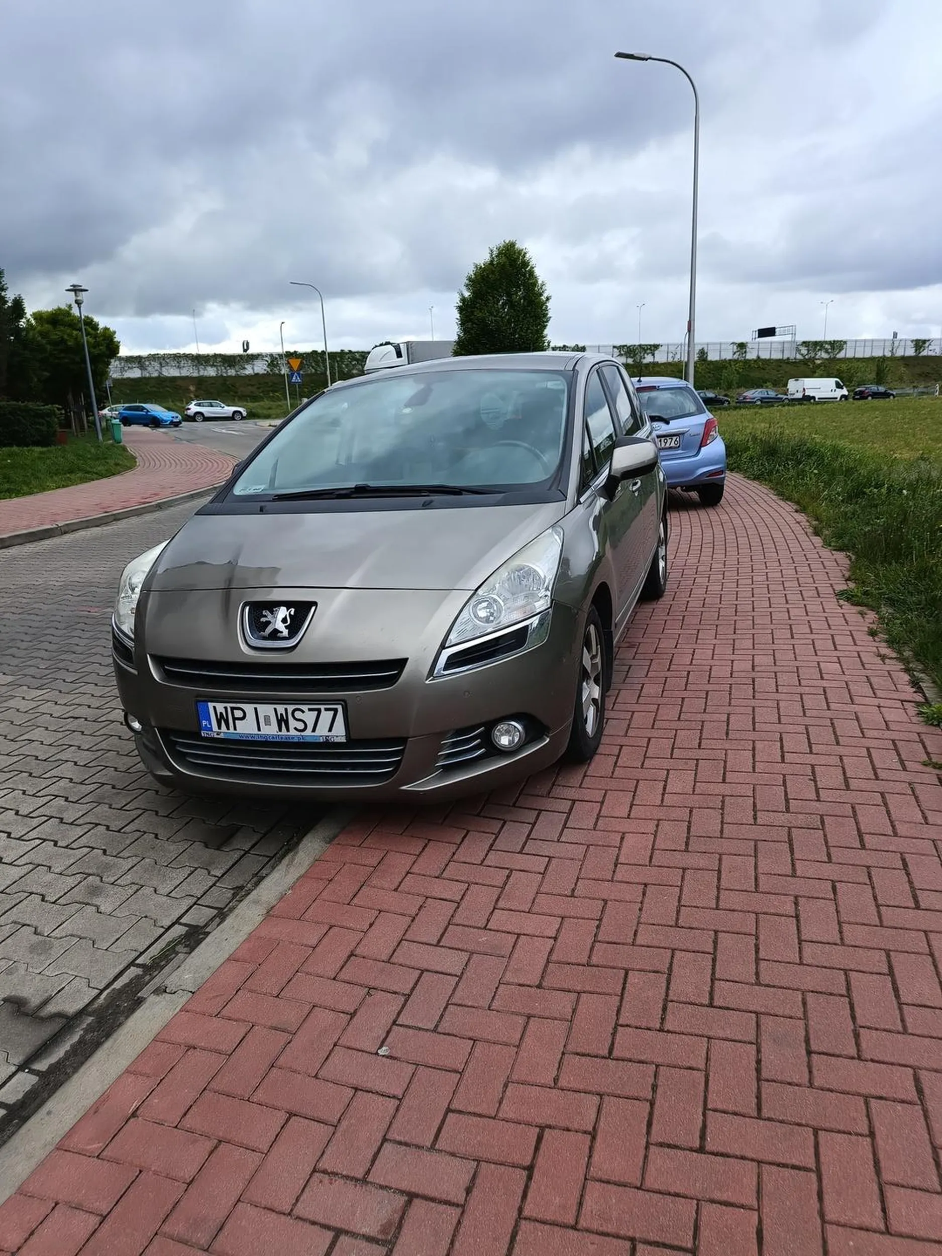 Chamskie parkowanie na chodniku na ulicy z zakazem zatrzymywania się i postoju