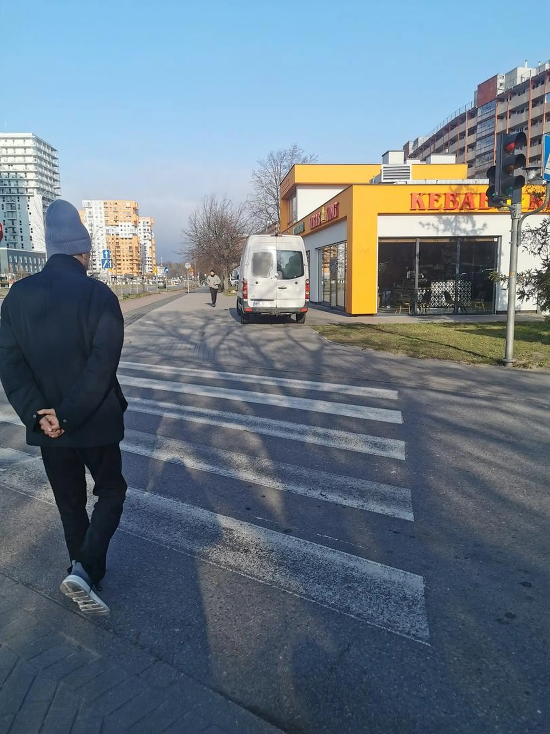 Wjazd przez przejście dla pieszych, jazda po chodniku plus parkowanie z dala od krawędzi jezdni. Może w końcu ktoś się weźmie za tych bandytów drogowych