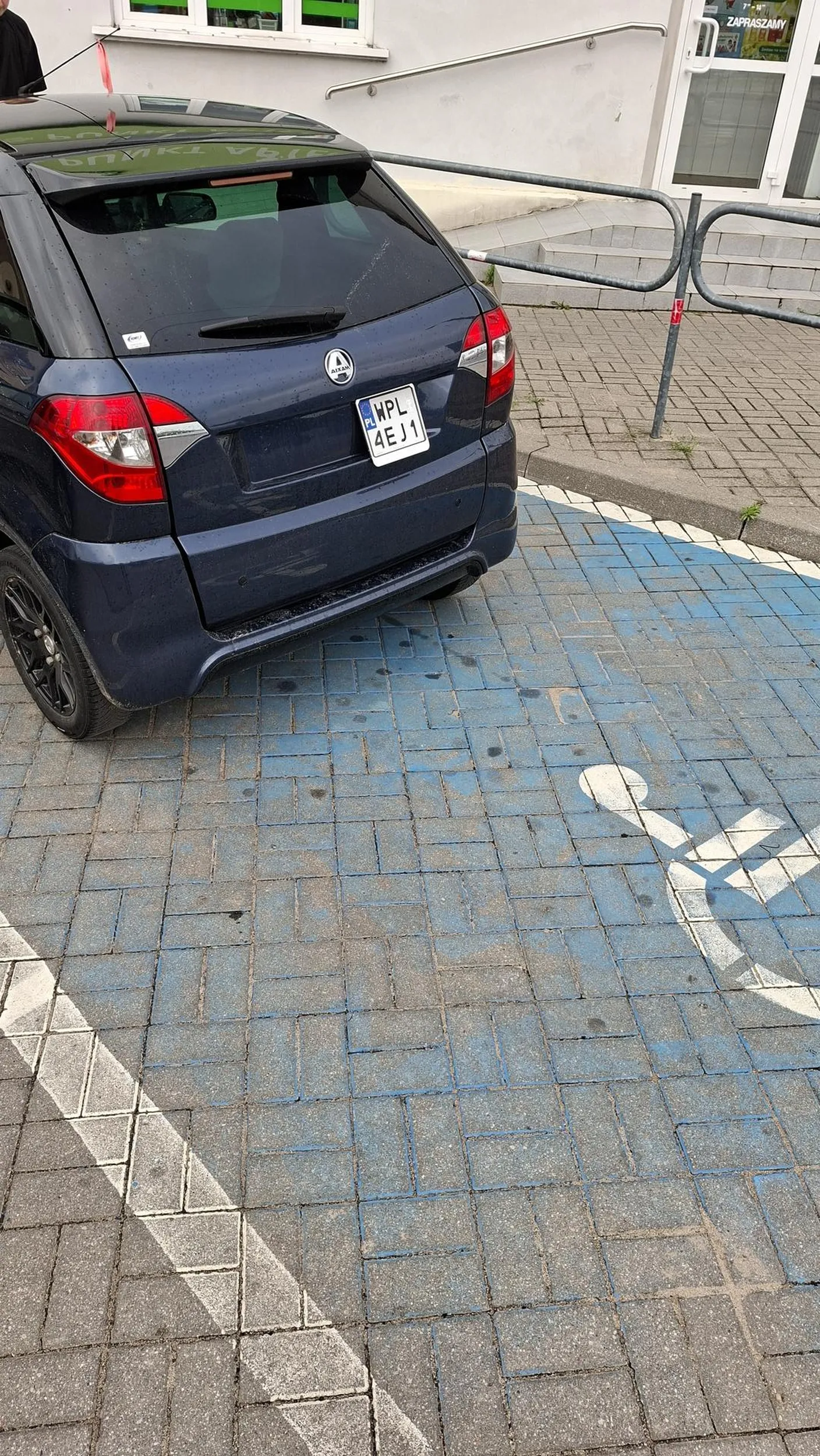 Tej jegomomosc ustał na miejscu dla inwalidów a nie ma karty inwalickiej i do tego wyjezdża na skrzyzowanaiach nie pozdrawiam