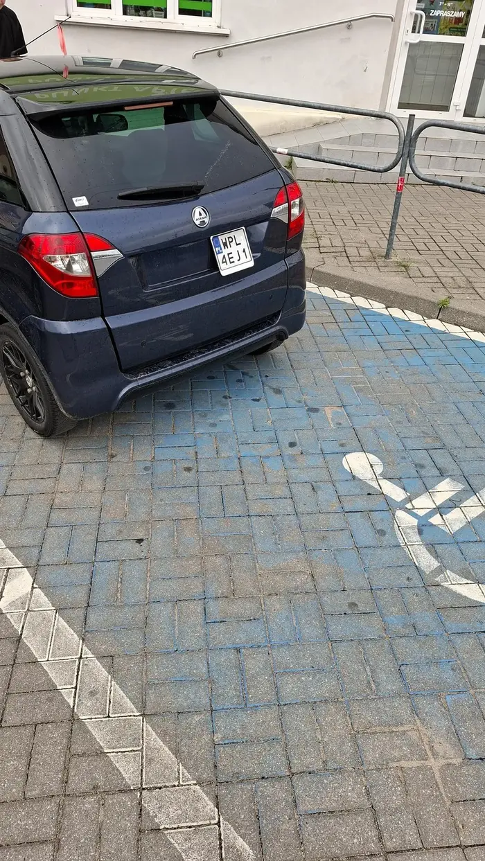 Tej jegomomosc ustał na miejscu dla inwalidów a nie ma karty inwalickiej i do tego wyjezdża na skrzyzowanaiach nie pozdrawiam
