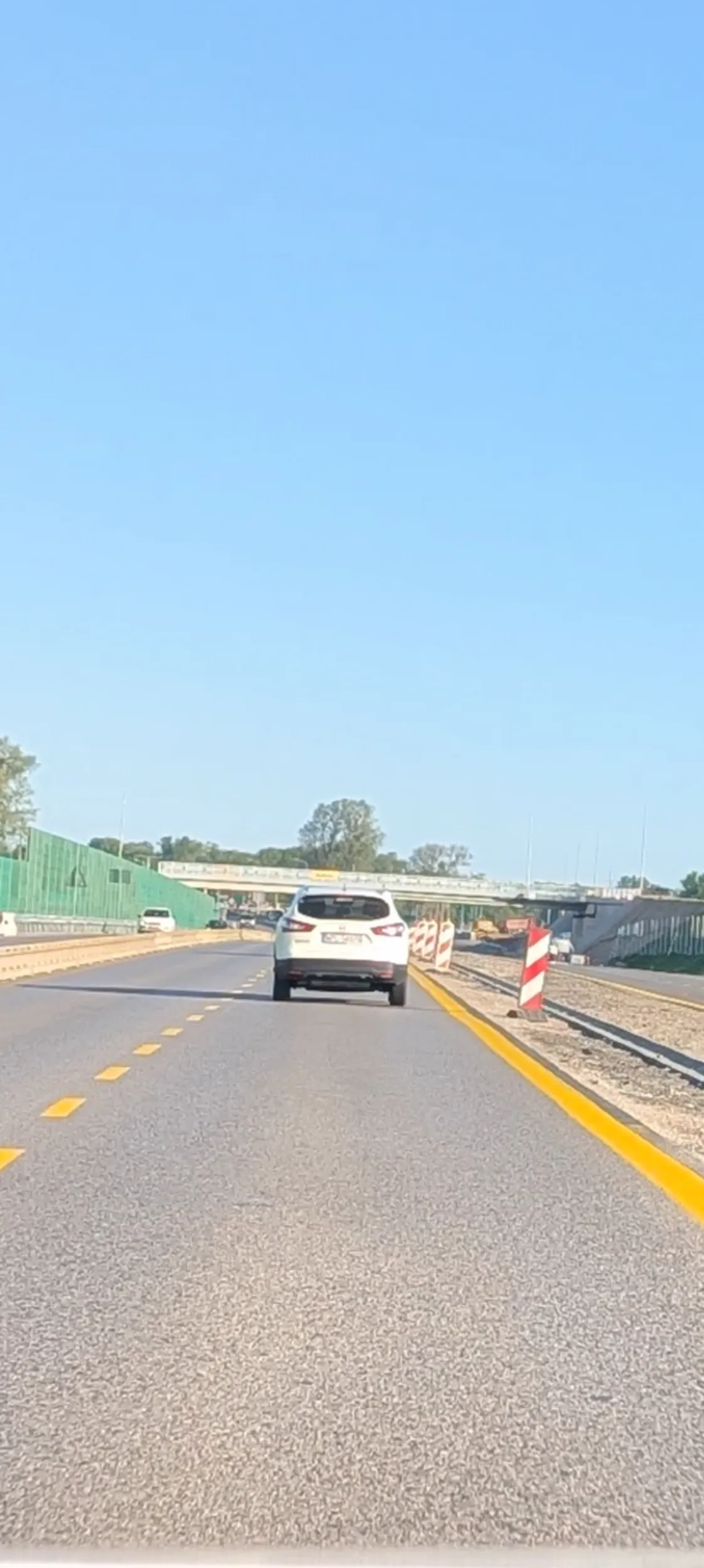 Uwaga, szeryf jeździ lewym pasem a na światłach pokazuje policyjną odznakę... Fejk??