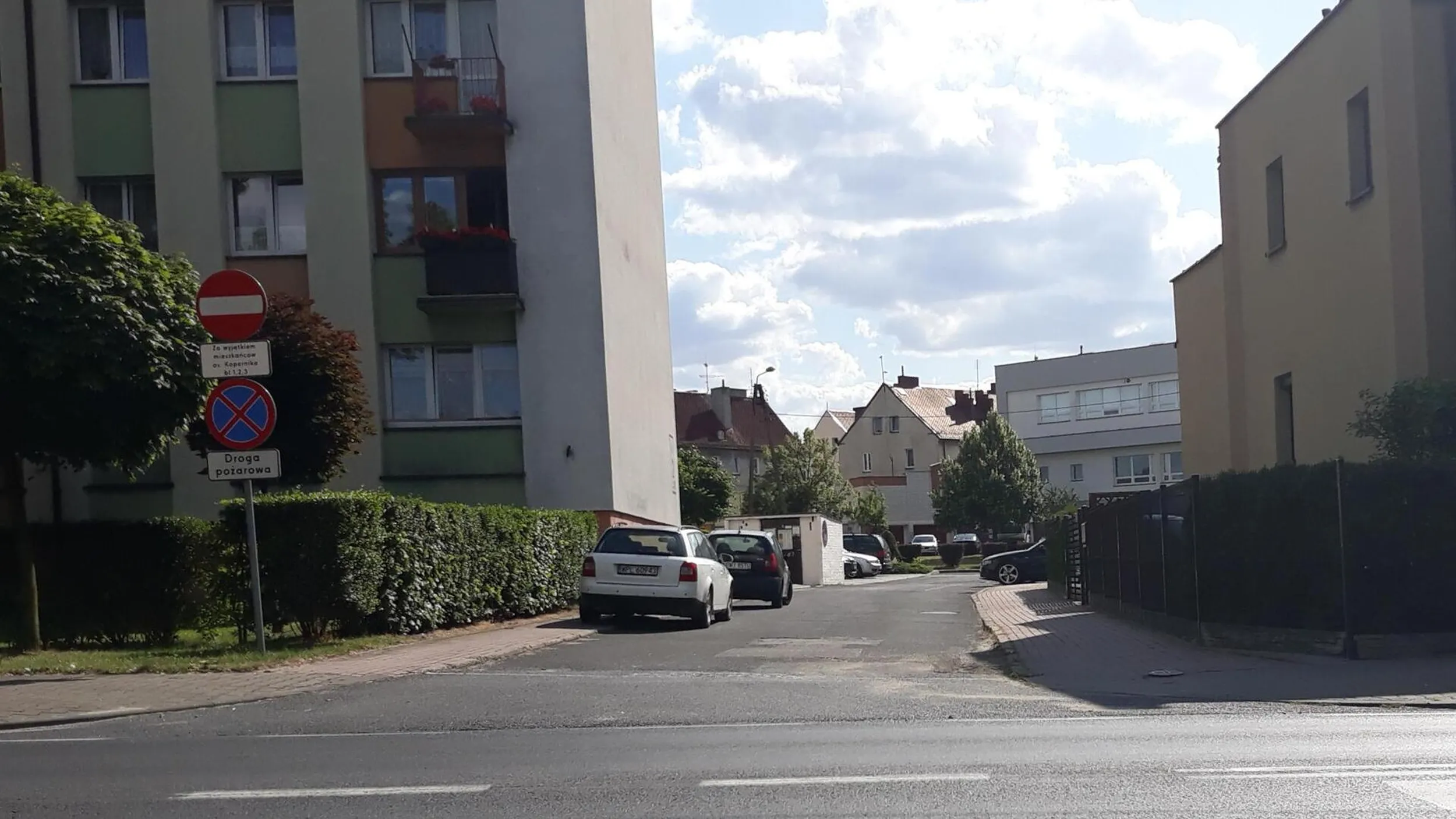 Droga pożarowa, zakaz zatrzymywania się, zakaz wjazdu, zastawiony chodnik.