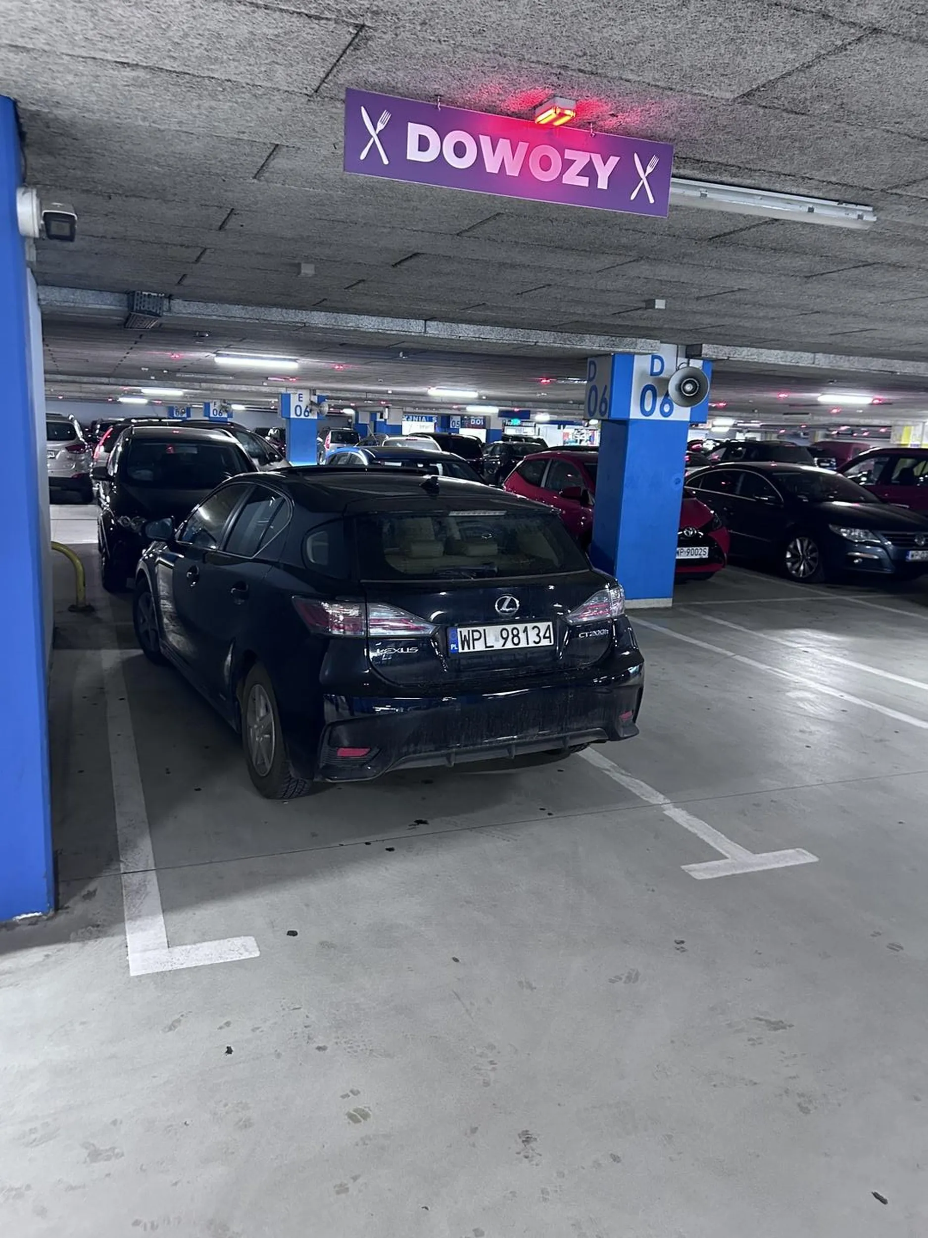 Głupi ciel zaparkował na miejscu dla kurierów i myśli że co? Że pomyślę że rozwozi jakimś lekarzem jedzenie ta jasne