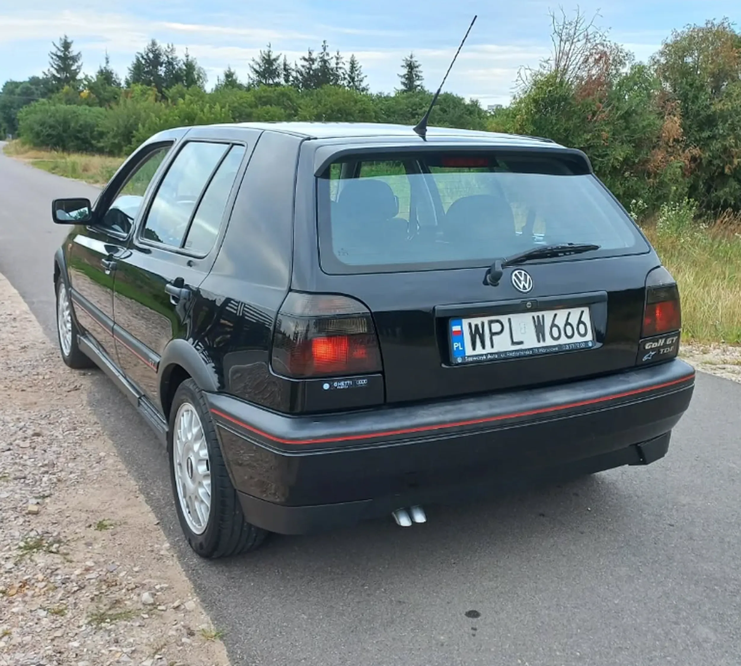 Fajny golf ale szkoda ze sie zepsul i zaparkowali go na srodku