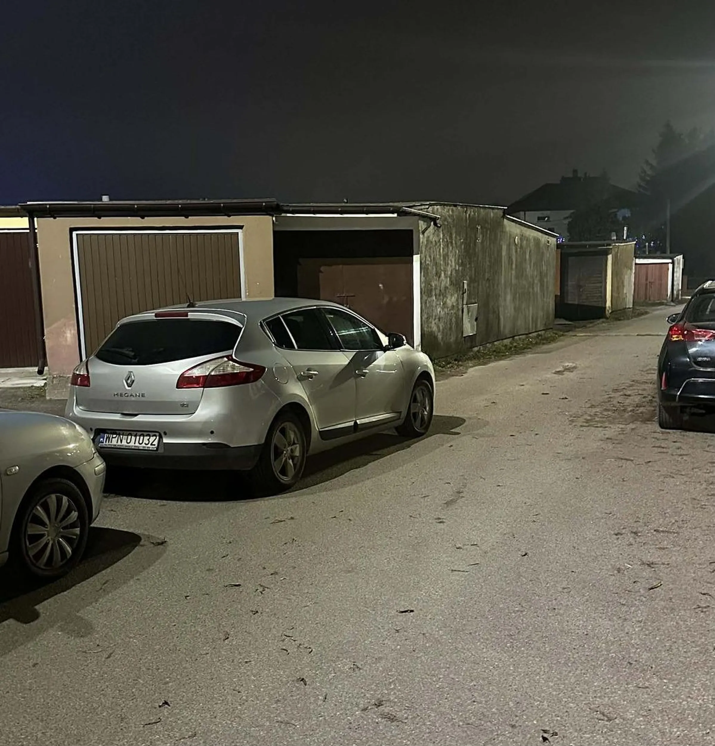 Jakaś parówa ustała na środku drogi dojazdowej do parkingu blokując przejazd wraz z wjazdem na garaże.