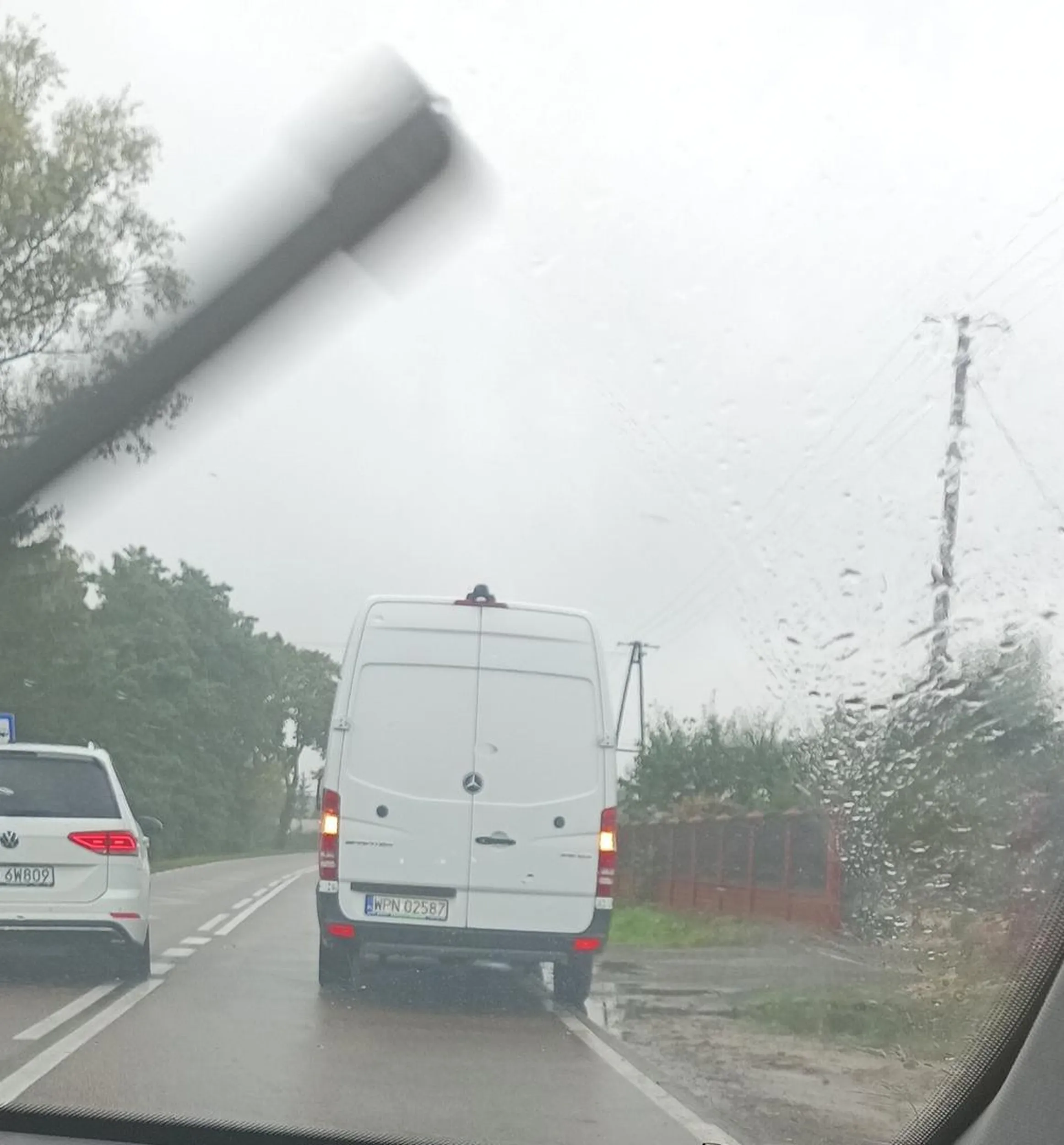 stoi na ciągłej i se gada z kimś kilka metrów dalej