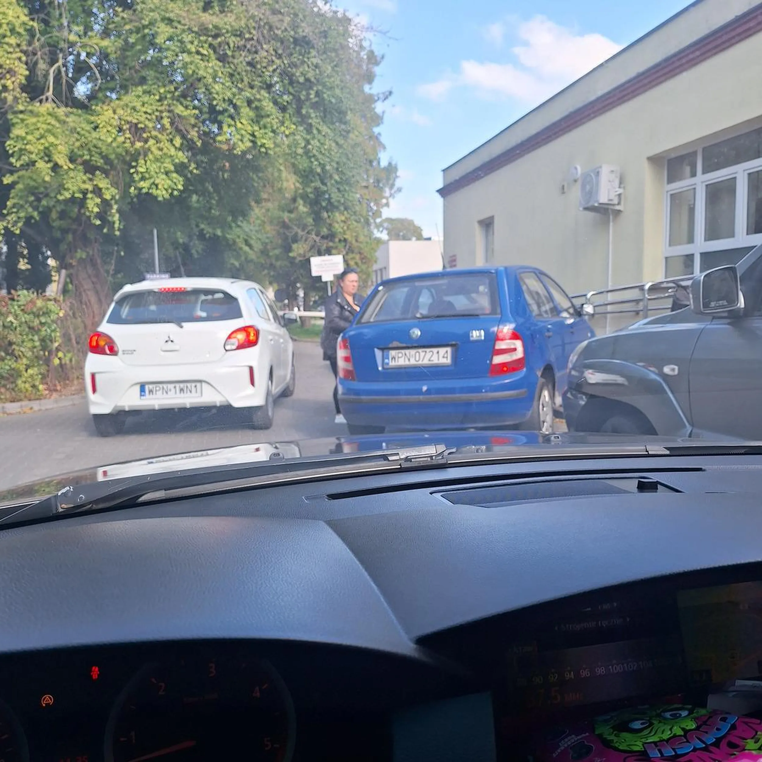 Kobita nie potrafi parkować nie da się przejechać pod przychodnią