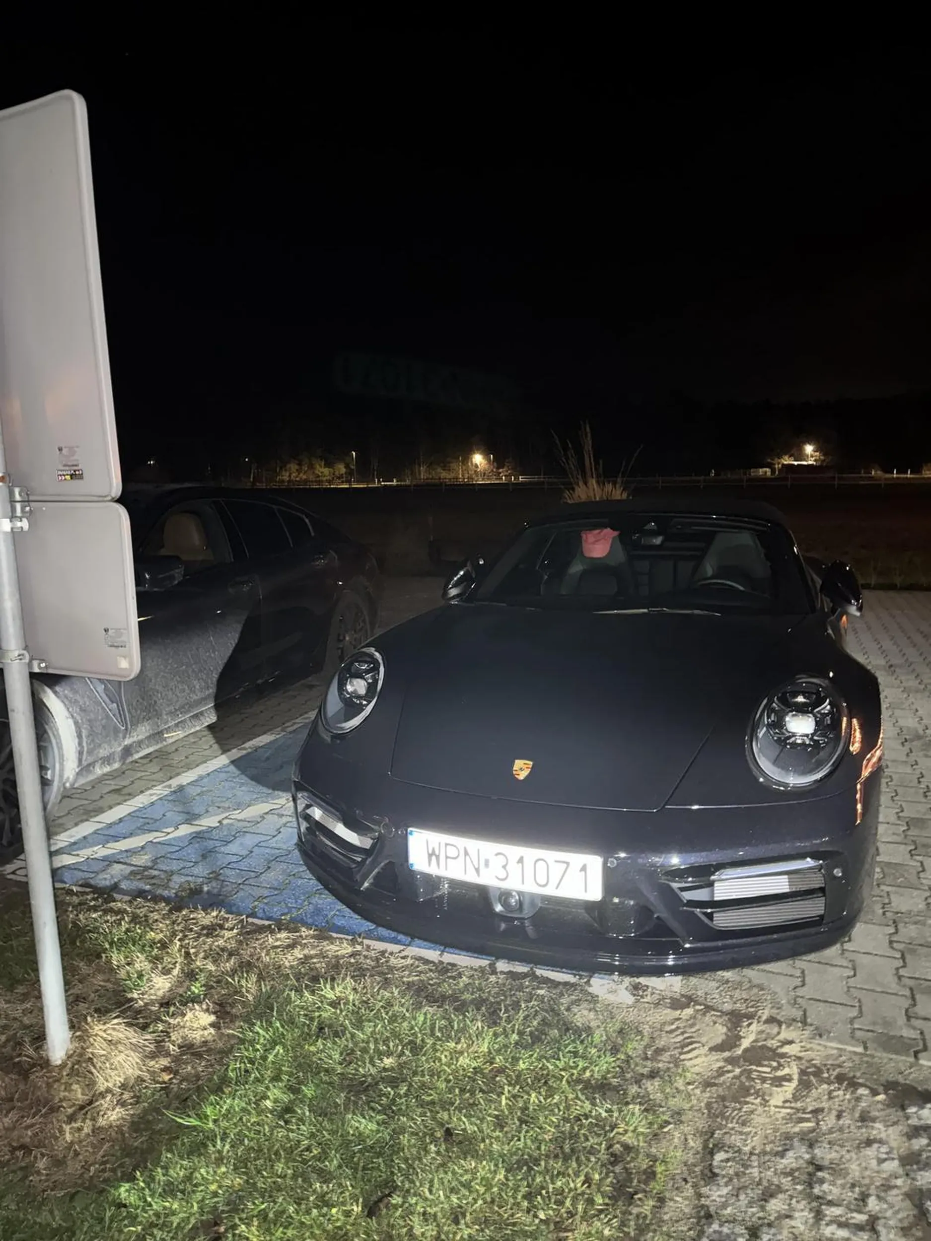 Parkuje na kopercie dla niepełnosprawnych, bo jak widać, nie nauczył się kultury i przepisów ruchu drogowego.