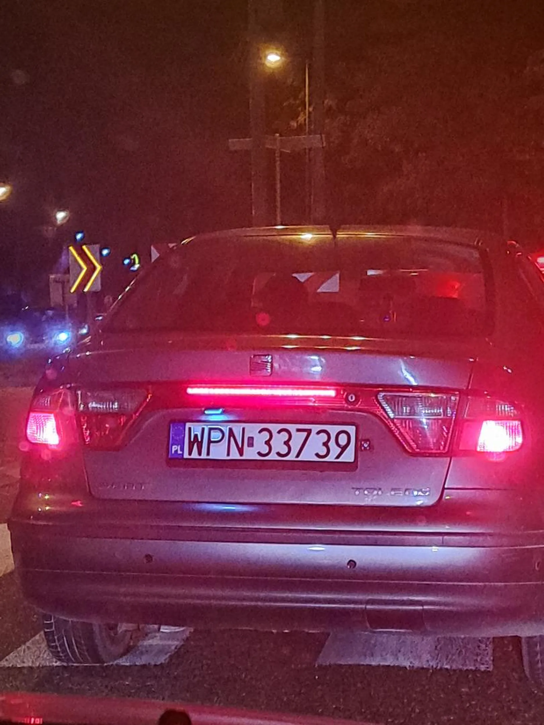 Kierowca wyprzedza wjezdzajac na lewy pas mijajc wysepki, prawie spowodował wypadek podczas wyprzedzania wjezdzajac na czołówke z tirem!