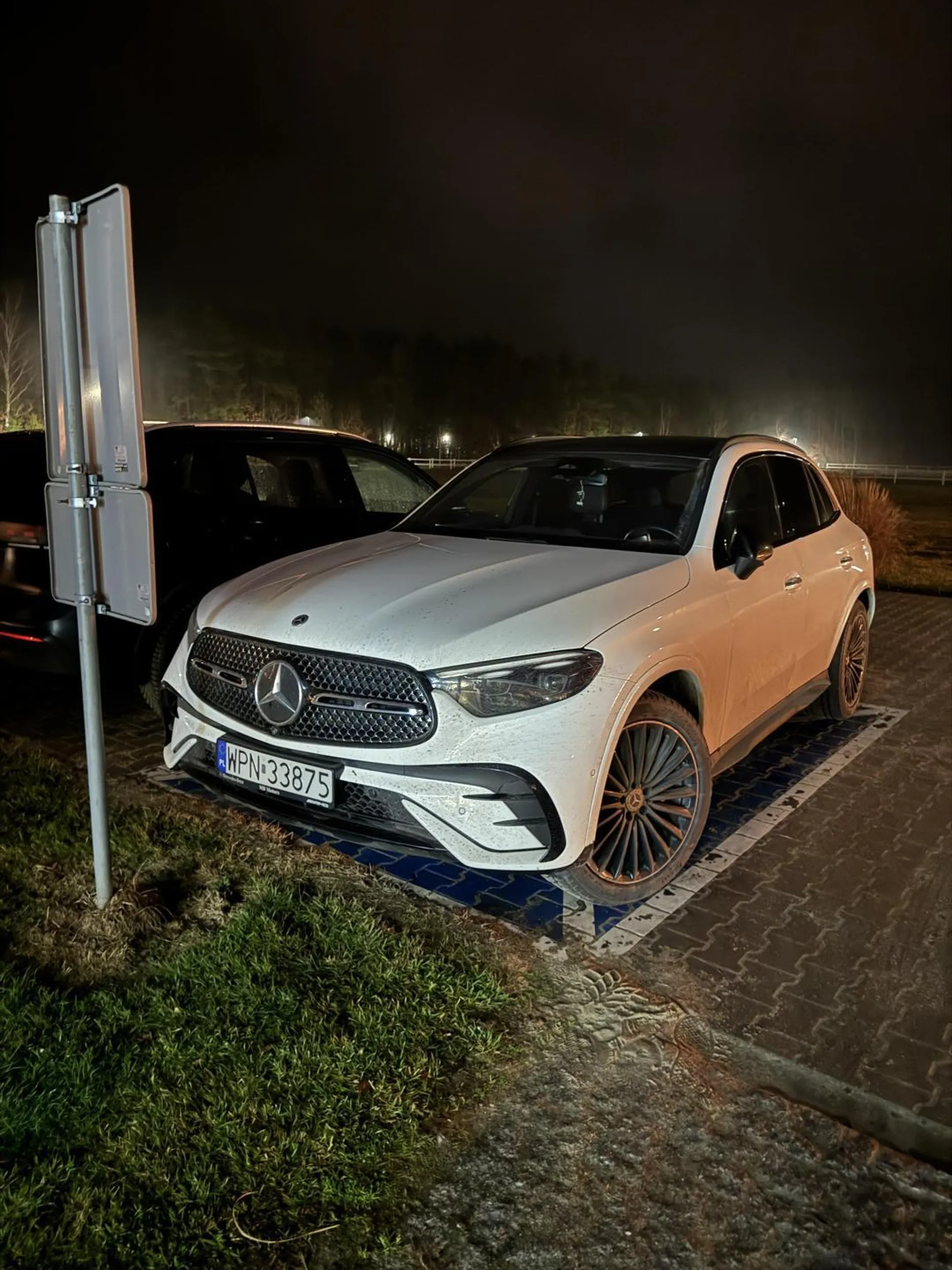 Kierowca z Płońska parkuje na kopercie dla niepełnosprawnych, bo jak widać, nie nauczył się kultury ani przepisów ruchu drogowego.