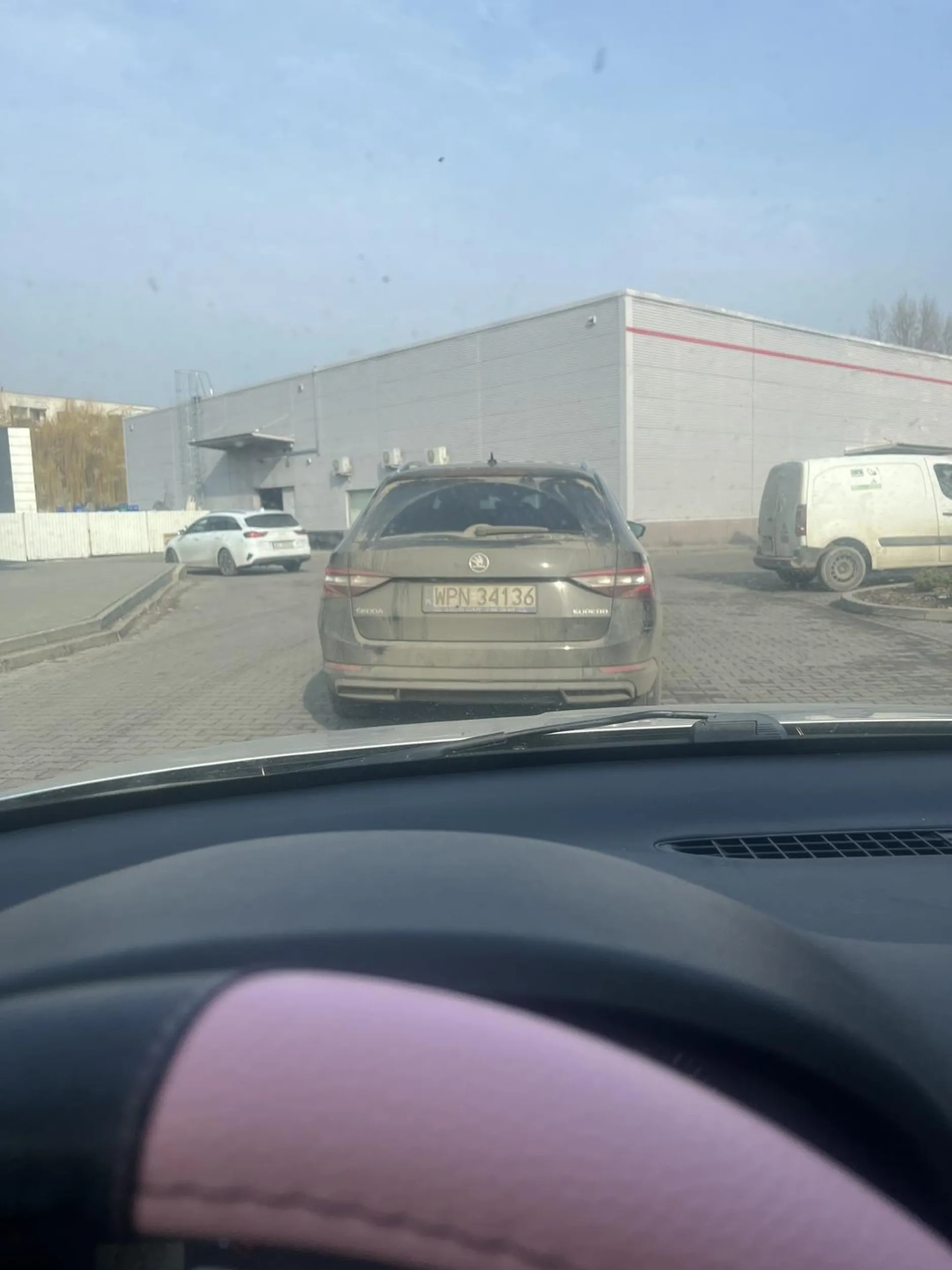 Co za pajac parkujący na środku drogi utrudniając przejazd