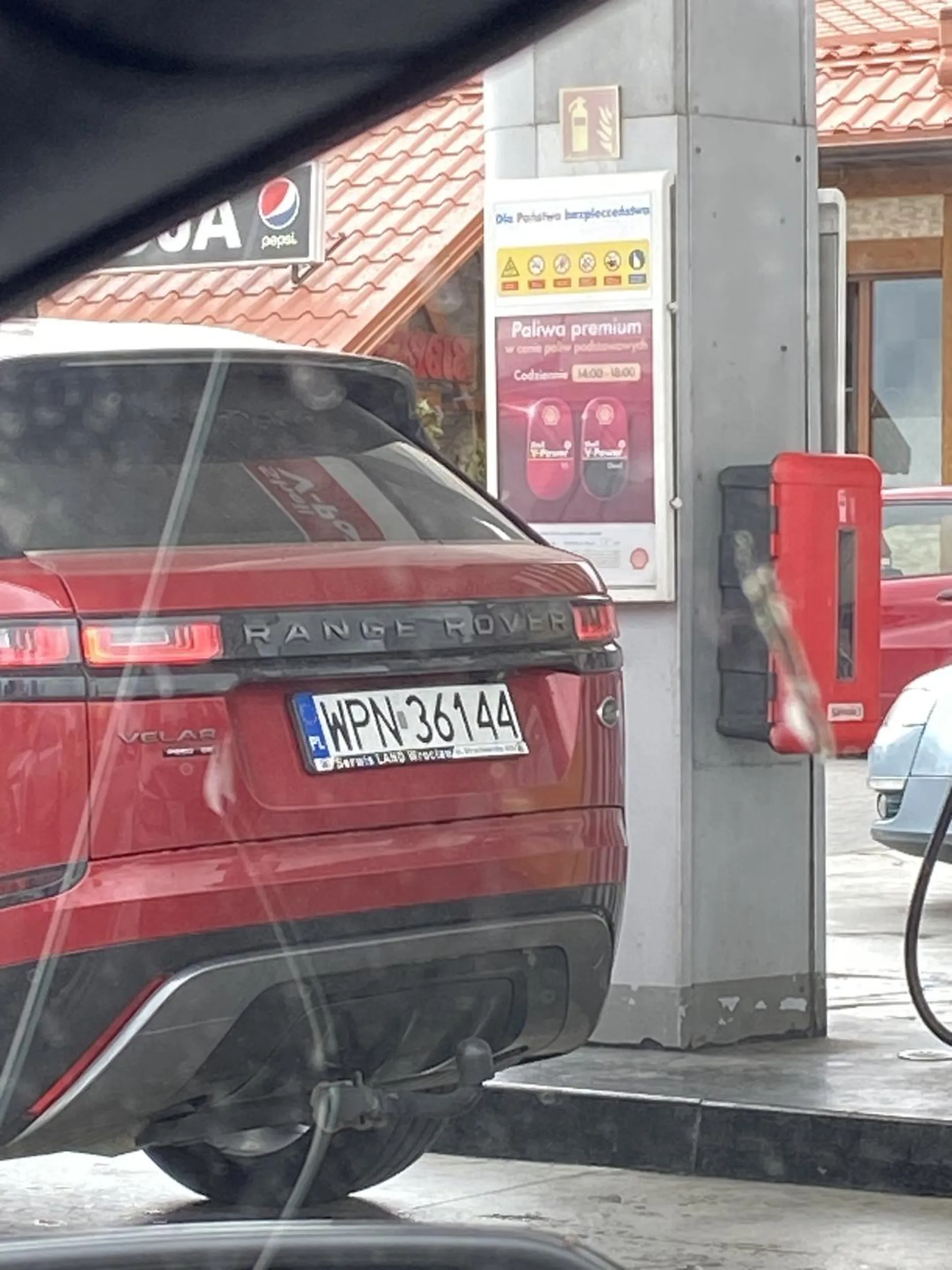 Uwaga, pan kierowca bez kultury, kierowcy stoja w kolejce do dystrybutora na stacji benzynowej, pan szanowny podjezdza na chama bez kolejki i wpycha sie pod dystrybutor. Dodatkowo rozmawia przez telefon tankujac.