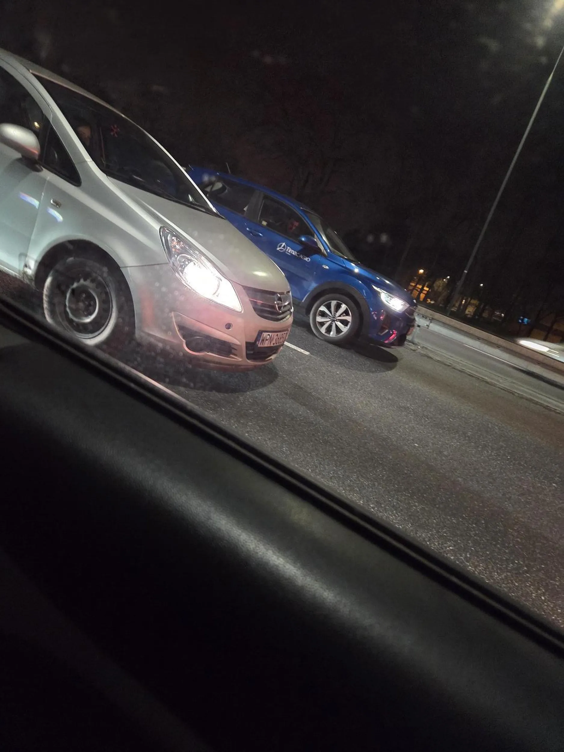 Mistrzyni pobocza z telefonikiem w lapkach ale na swiatlach i tqk zostalqs w tyle