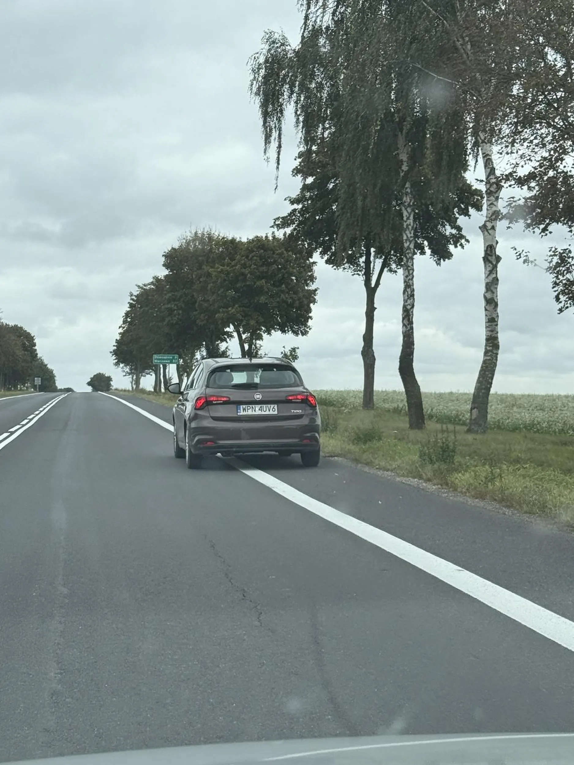 Masakra, prawo jazdy to chyba w chipsach wygrane. Jak jedziesz 50 km/h to sobie jedź ale chociaż rób to normalnie a nie po ciągłej
