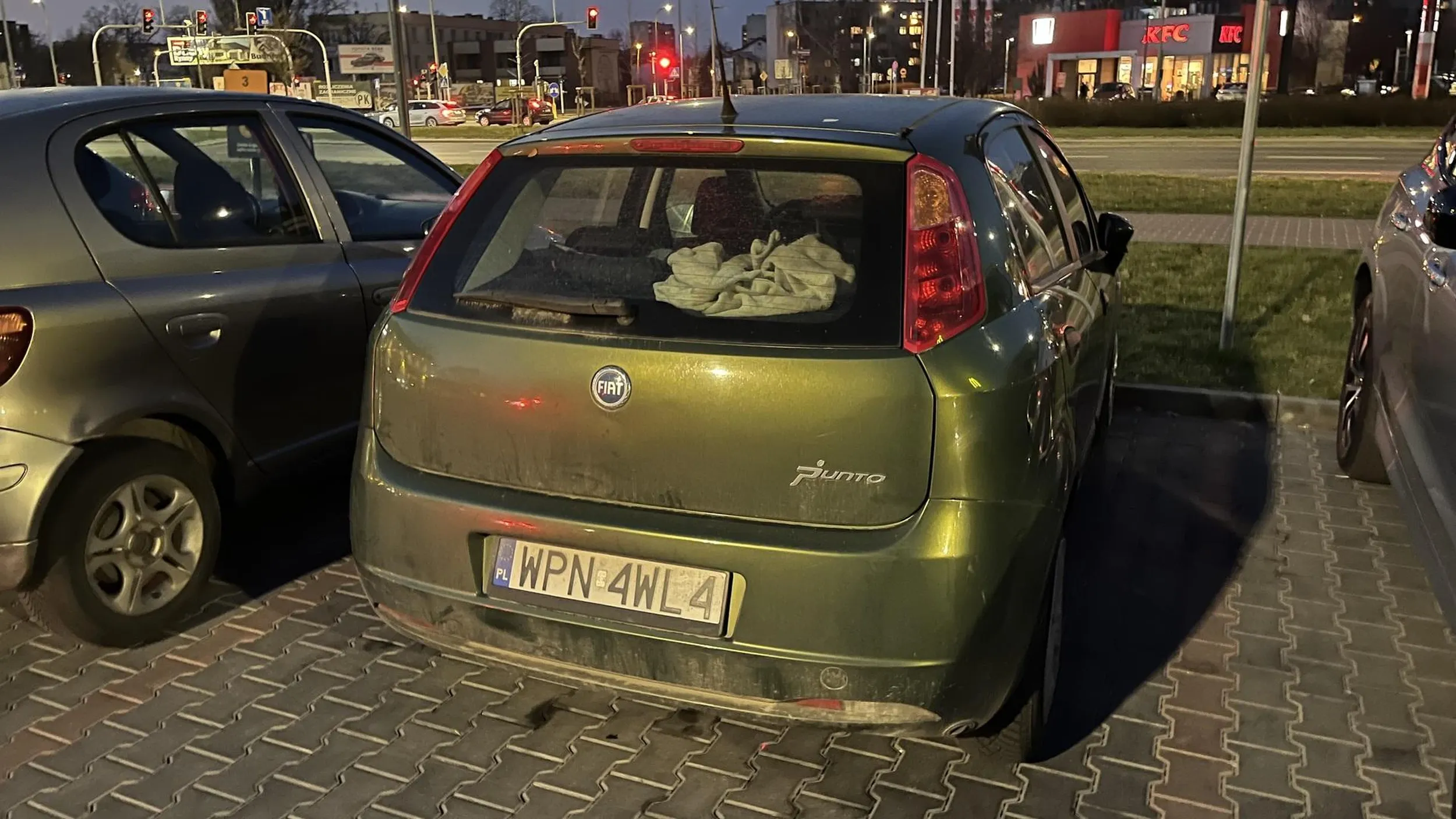 Kierowca uderzył drzwiami w samochód na parkingu, dla niego to normalne