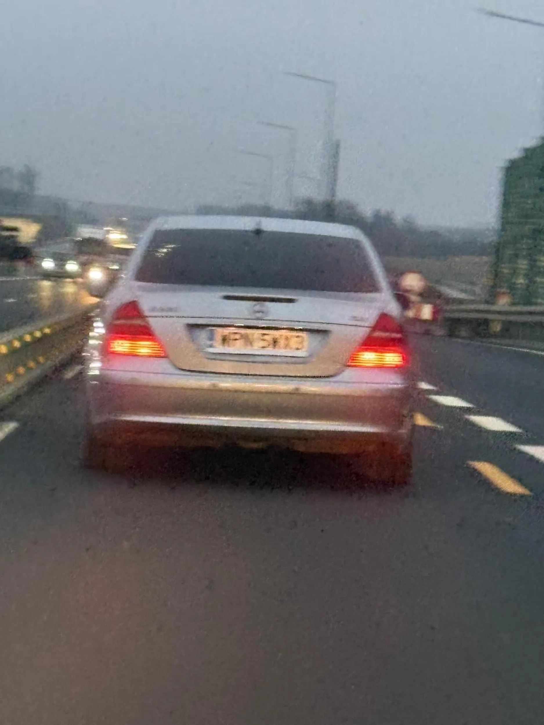 Kierowca mercedesa starszy facet spowodował kolizję 15.12.2025 i uciekł z miejsca zdarzenia