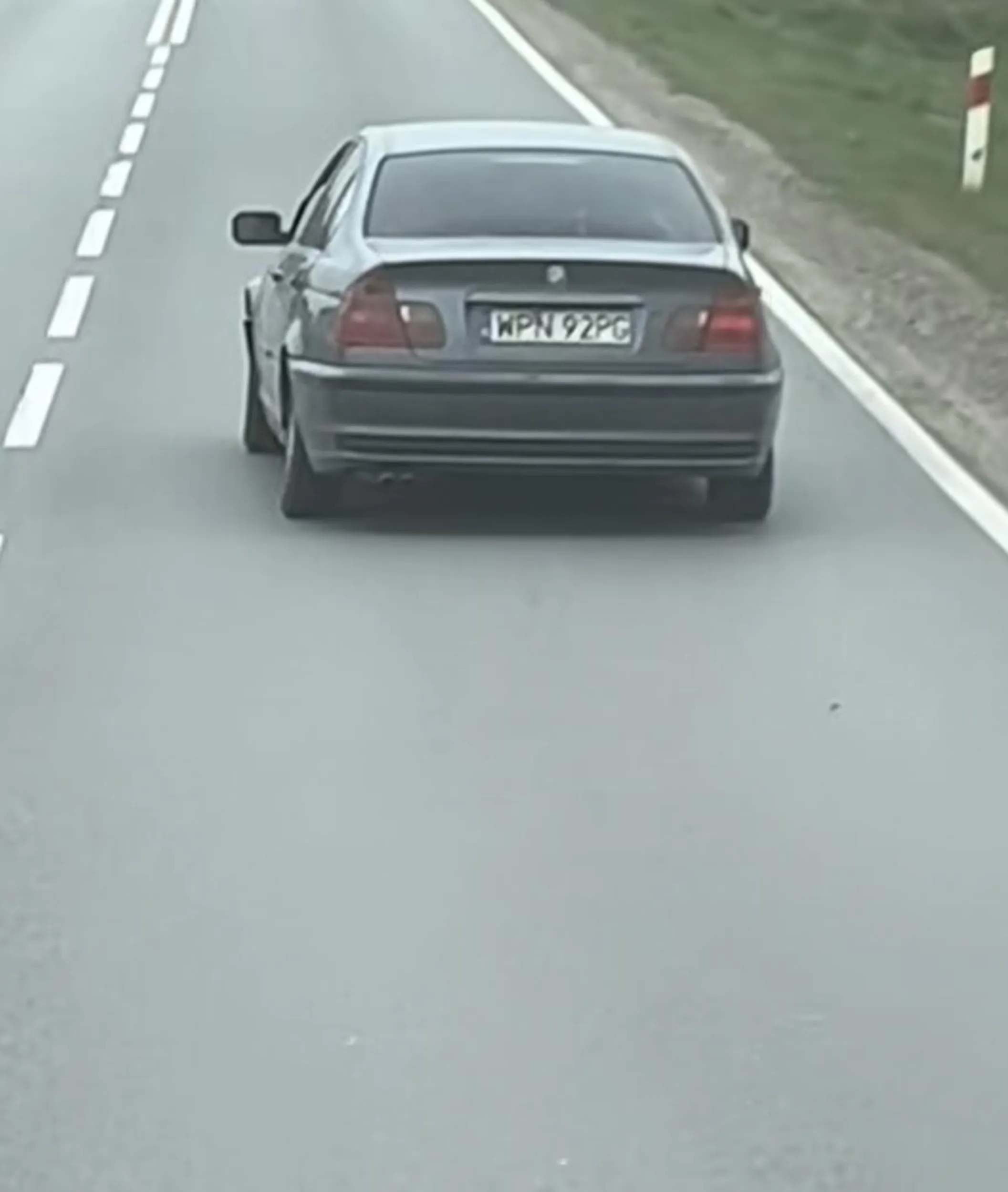 ziomek jedzie bokiem, nie driftem. ma taka zbieżność ze jedzie krzywyXDDD