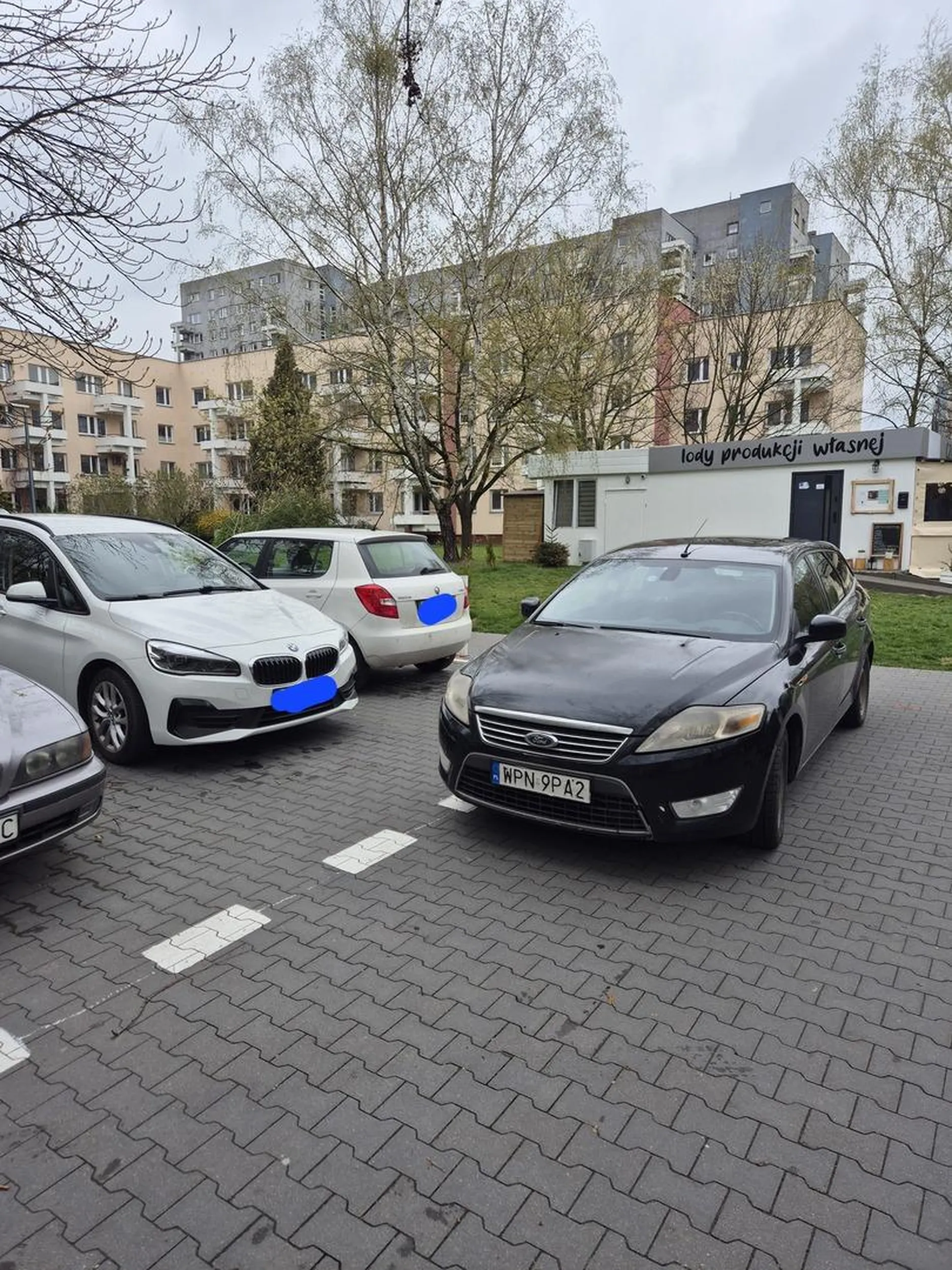 Pan zastawił dwa auta jedno moje drugie innego pana oboje potrzebowaliśmy wyjechać Miejsca bylo bardzo dużo by aut nie zastawiać, mam już dosyć takich pół mózgów. Trzeba to tępić i rozpowszechniać zeby się wstydzili