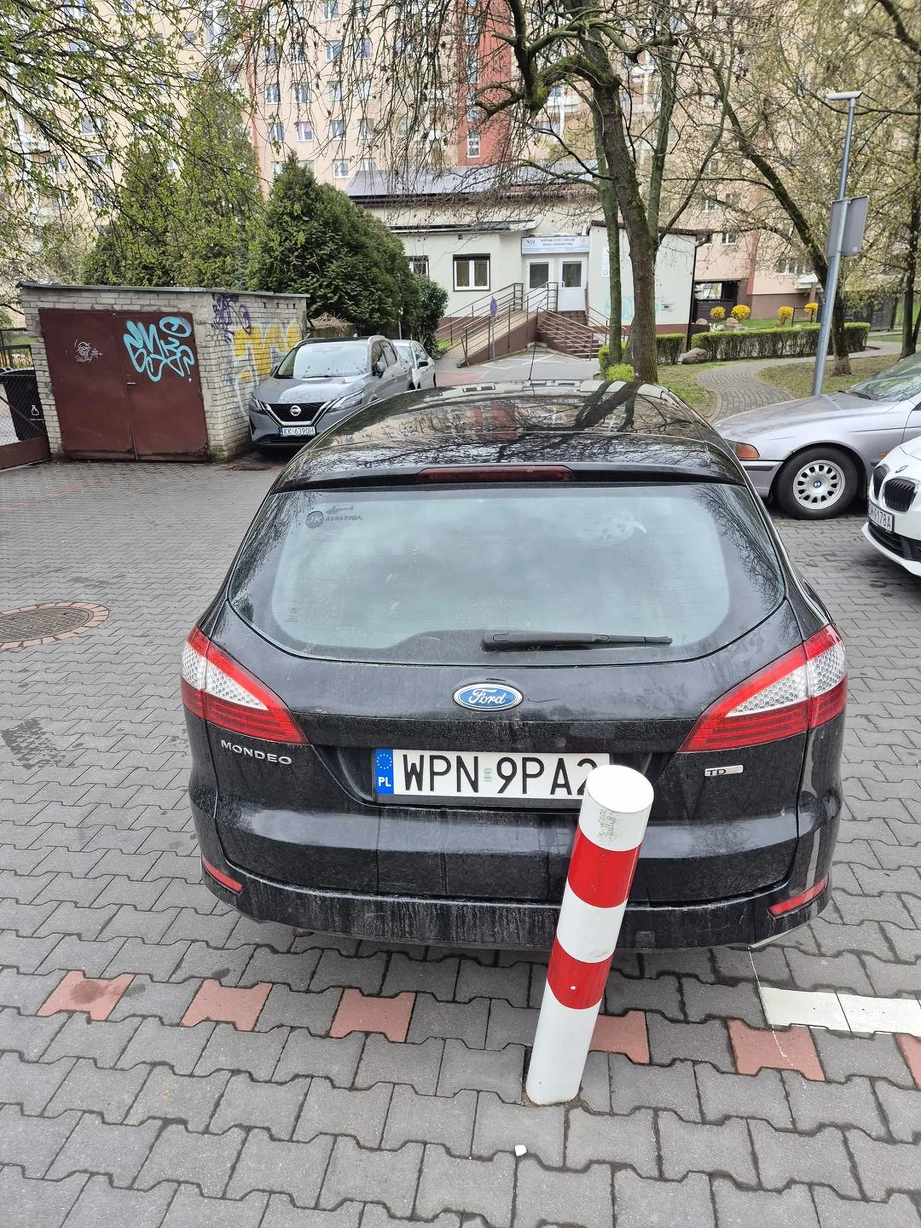 Pan zastawił dwa auta jedno moje drugie innego pana oboje potrzebowaliśmy wyjechać Miejsca bylo bardzo dużo by aut nie zastawiać, mam już dosyć takich pół mózgów. Trzeba to tępić i rozpowszechniać zeby się wstydzili