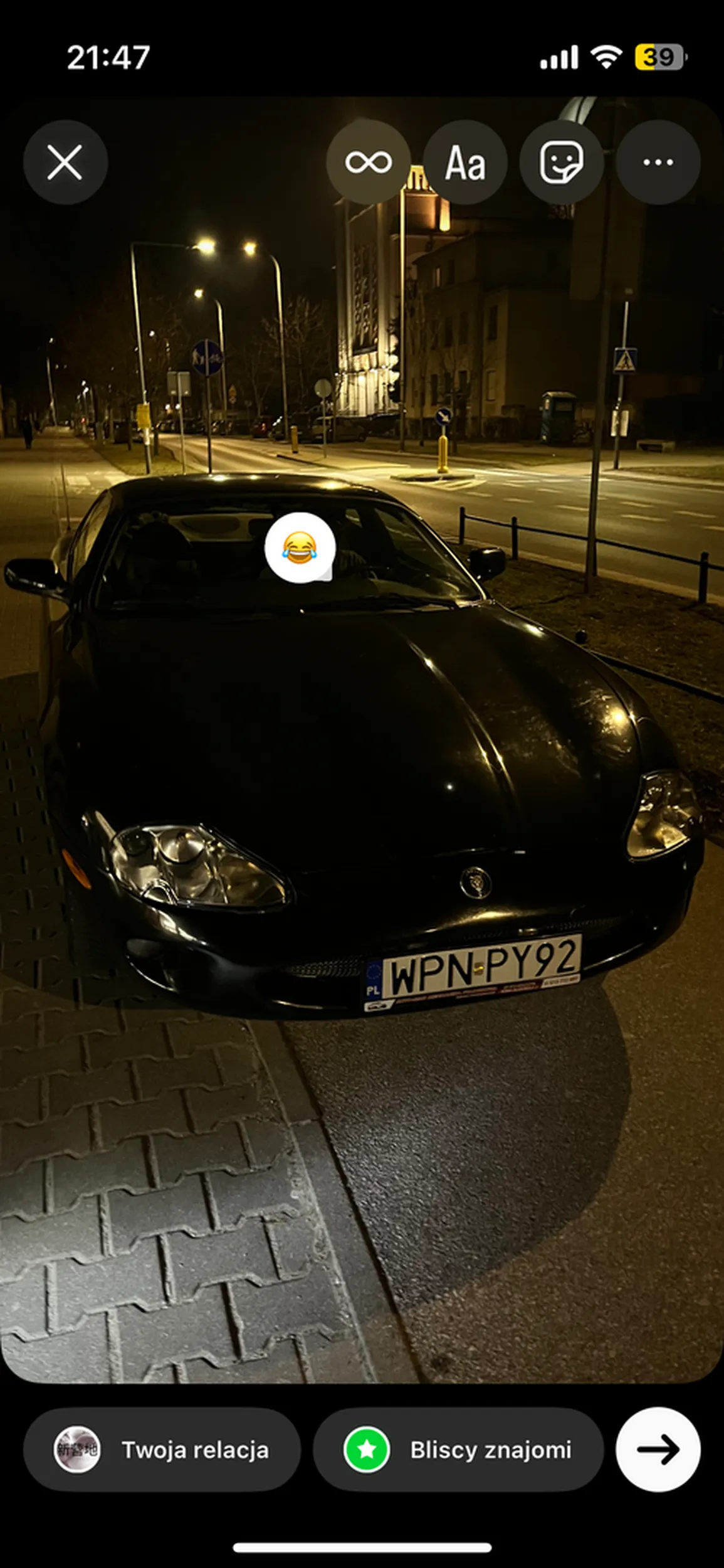 jezdzi wzdluz po chodniku, parkuje na sciezce rowerowej. Na upomnienie zareagowal „no i co?”. Zwykly cham