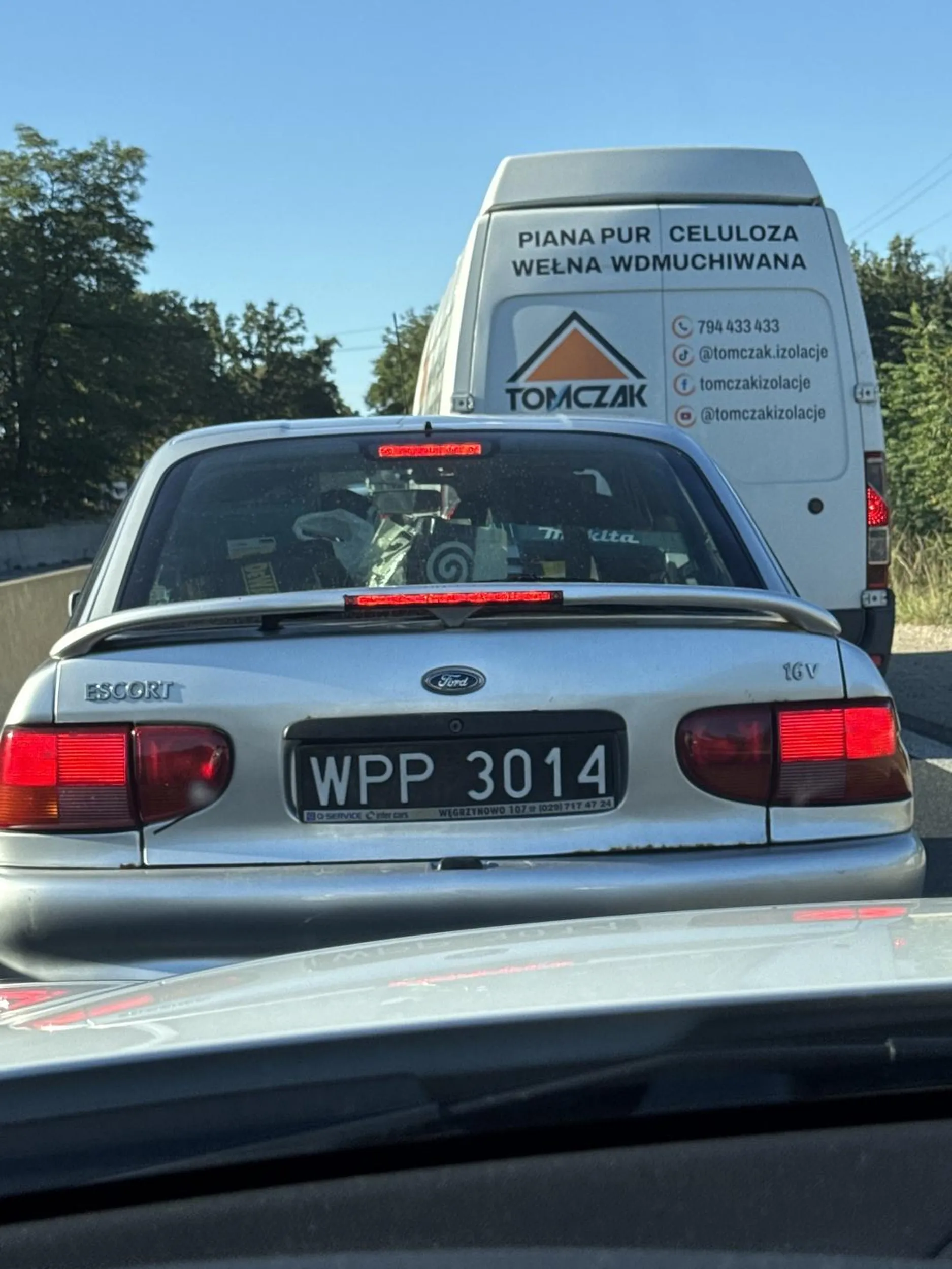 burak wpieprza się w korek jadąc niewłaściwym pasem z pełną premedytacją