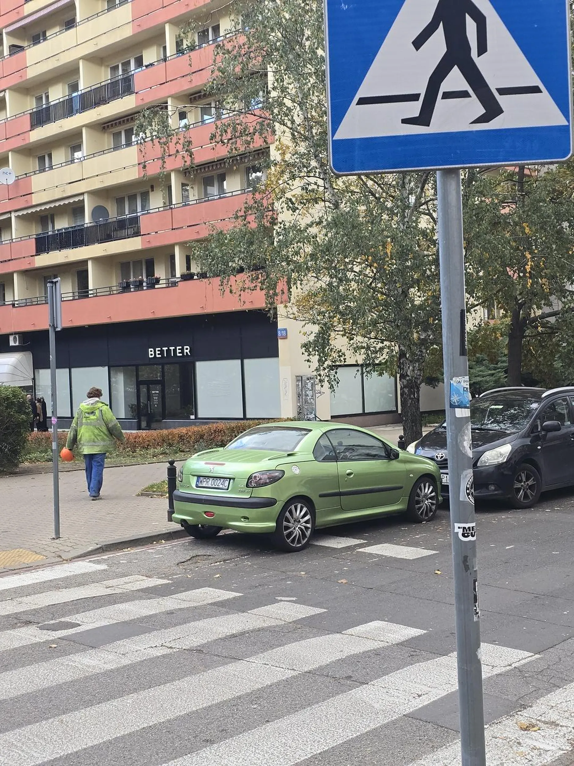 Ten Peugeot notorycznie staje w sposób niedozwolony, blokuje widoczność dla kierowców i pieszych.