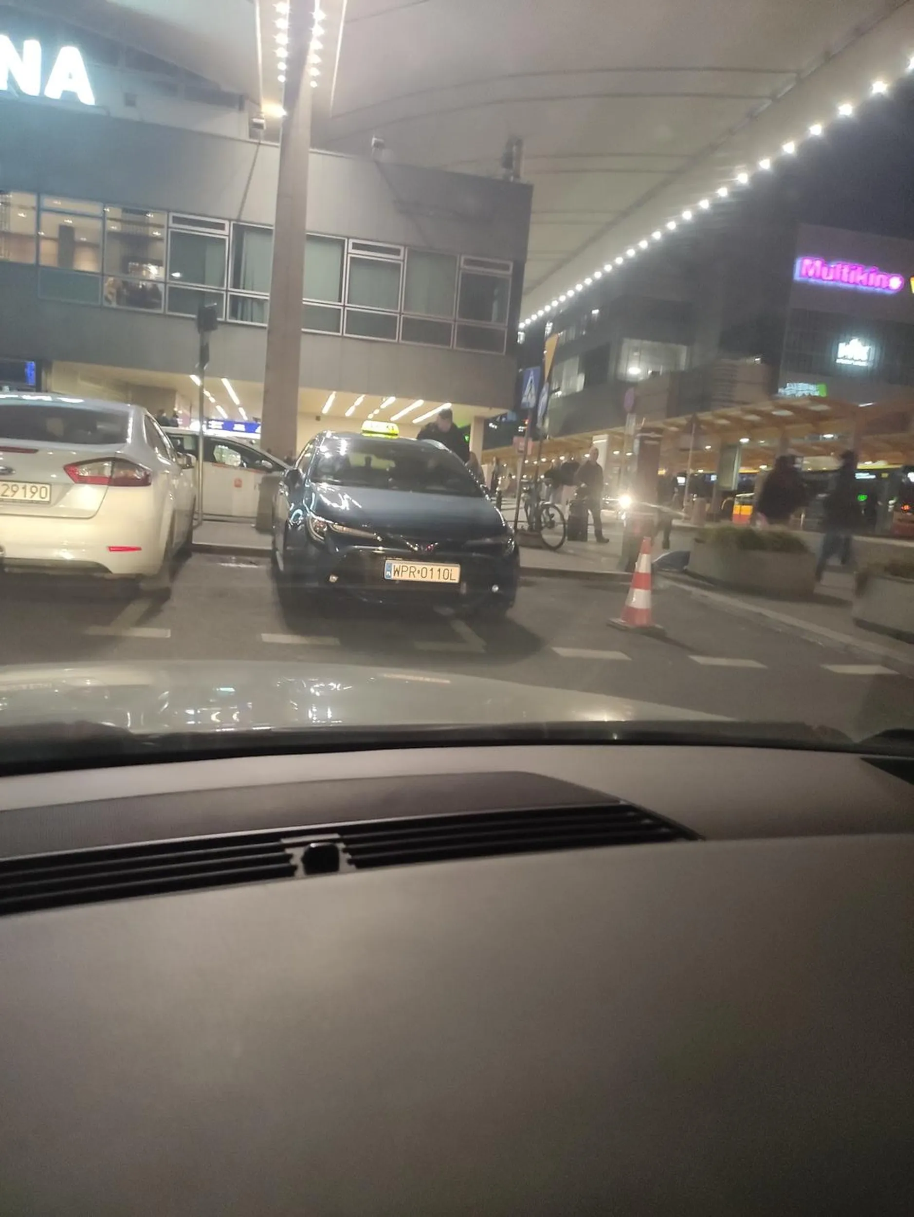 On i jego chłopak stawiają sobie słupek na publicznym miejscu, jak chcecie być bliżej siebie to możecie jednym autem razem jeździć.