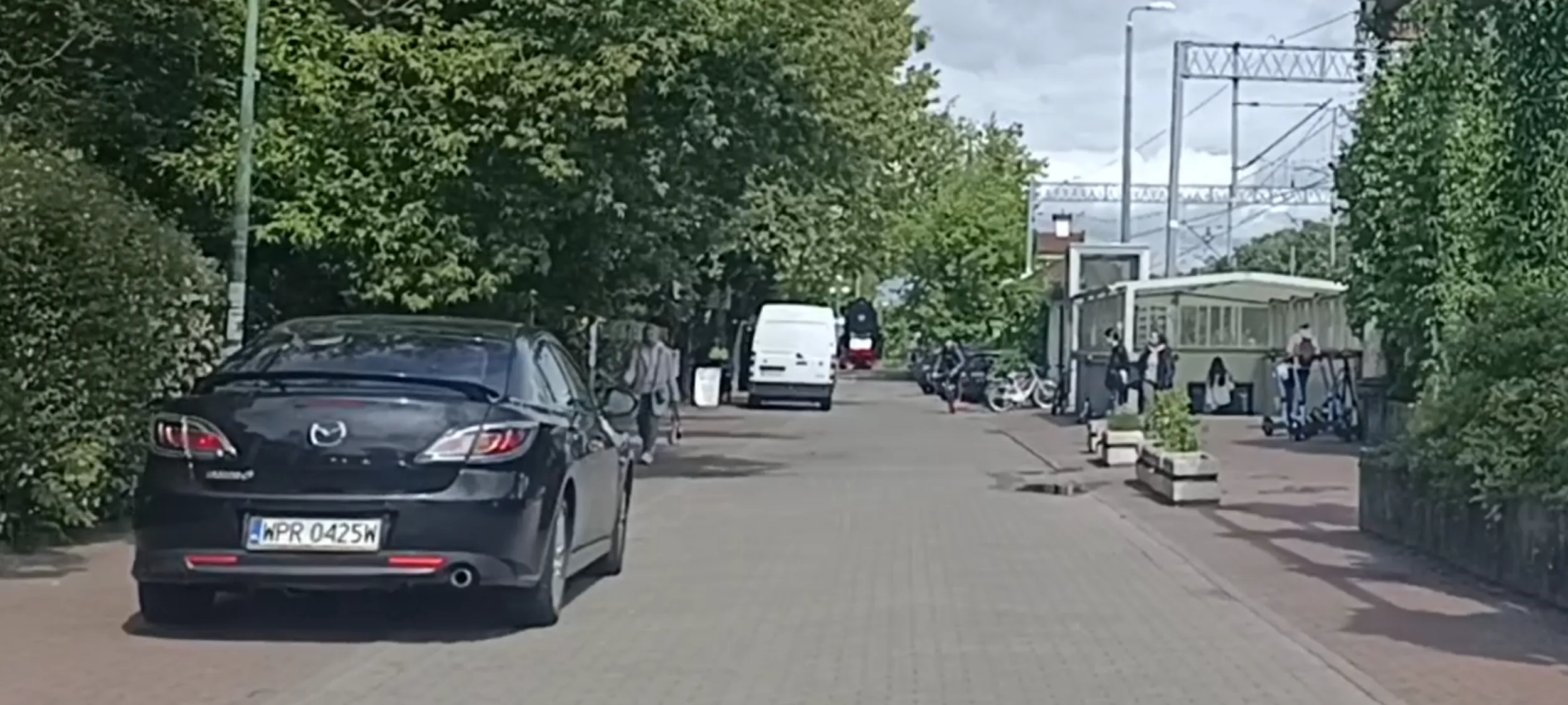 Złom parkuje na chodniku za znakiem zakazu zatrzymywania się i postoju